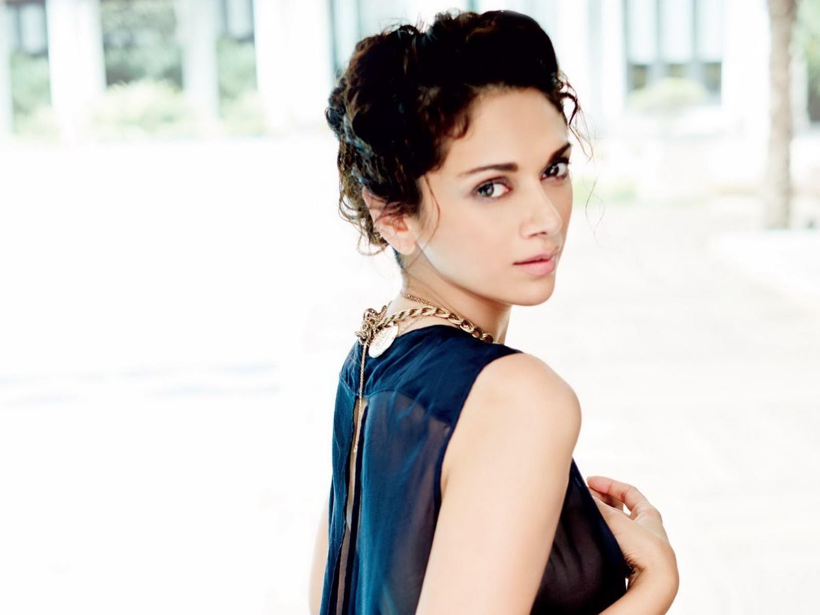 1600x1200 Aditi Rao Hydari Wallpaper