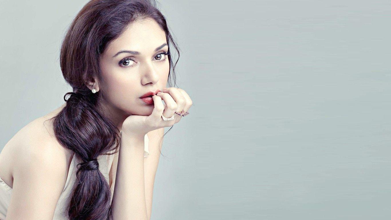 1366x768 Aditi Rao Hydari Wallpaper