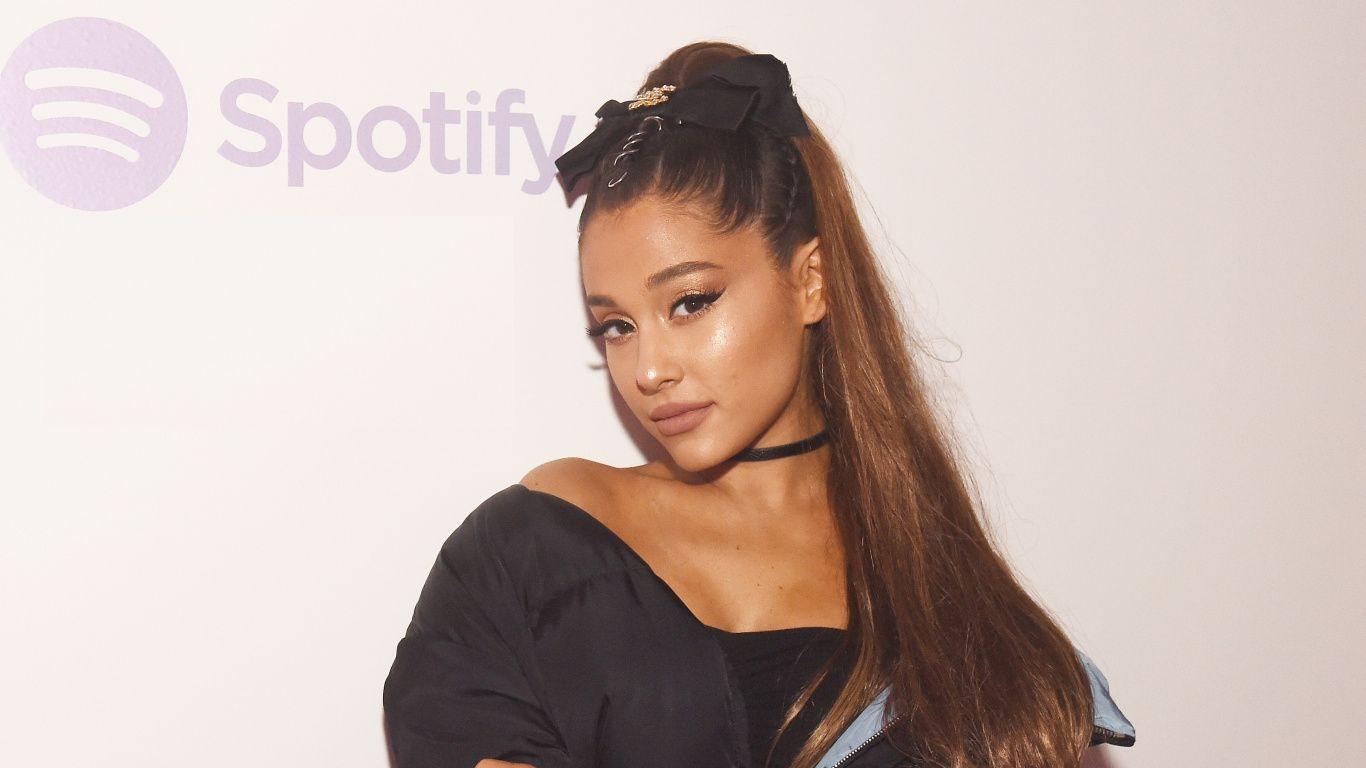1366x768 Download 1366x768 wallpaper celebrity, singer, long hair