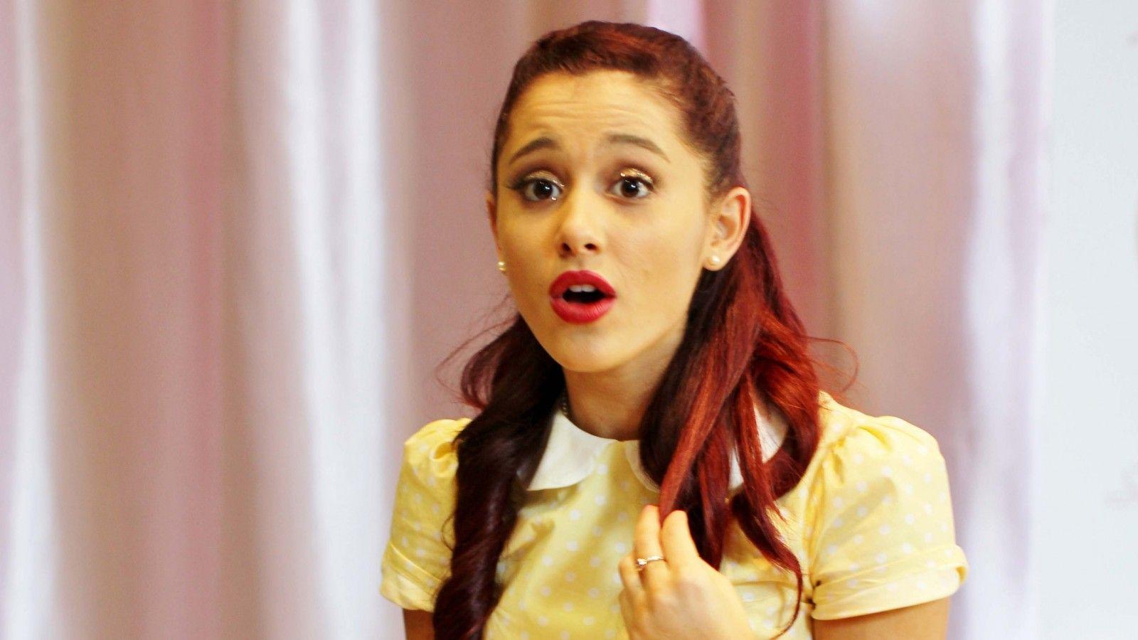 1600x900 Download Wallpaper 1600x900 microphone, Ariana grande
