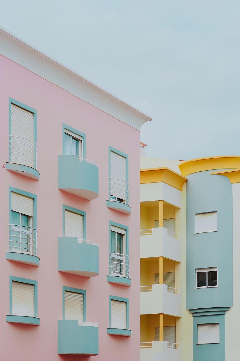 Hình nền HD 910x1365: Tòa nhà màu hồng nhạt & xanh nhạt, Lagos