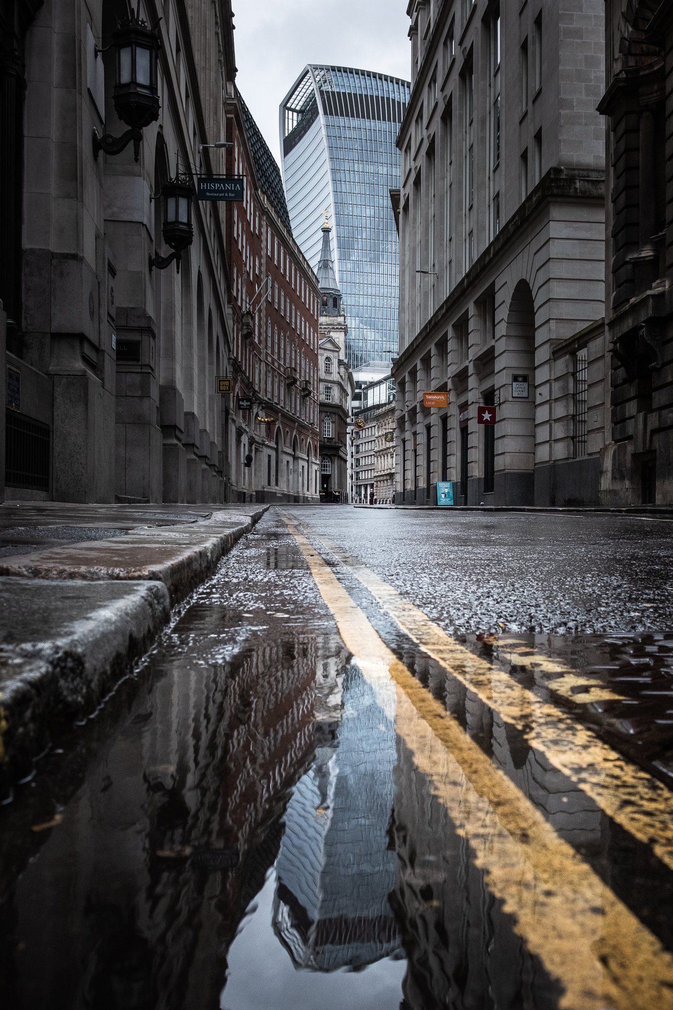 1333x2000 photographing a city in the rain