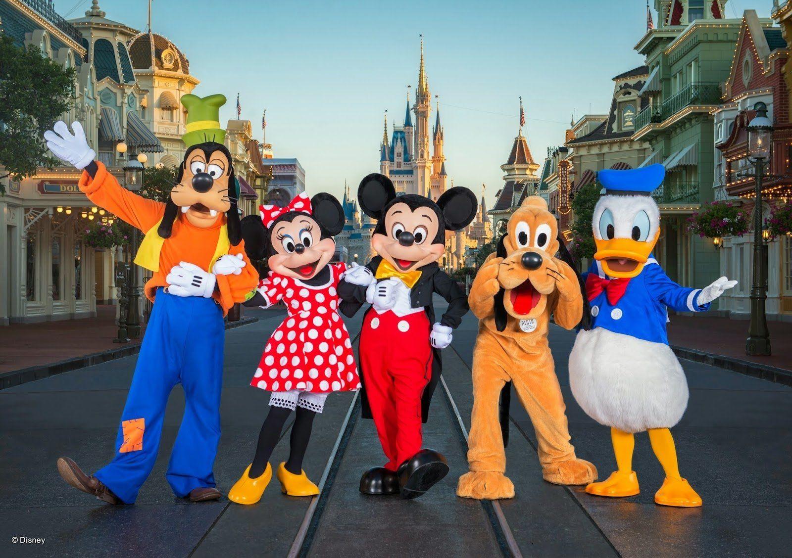 1600x1128 Disney Friends at Walt Disney World HD Wallpaper