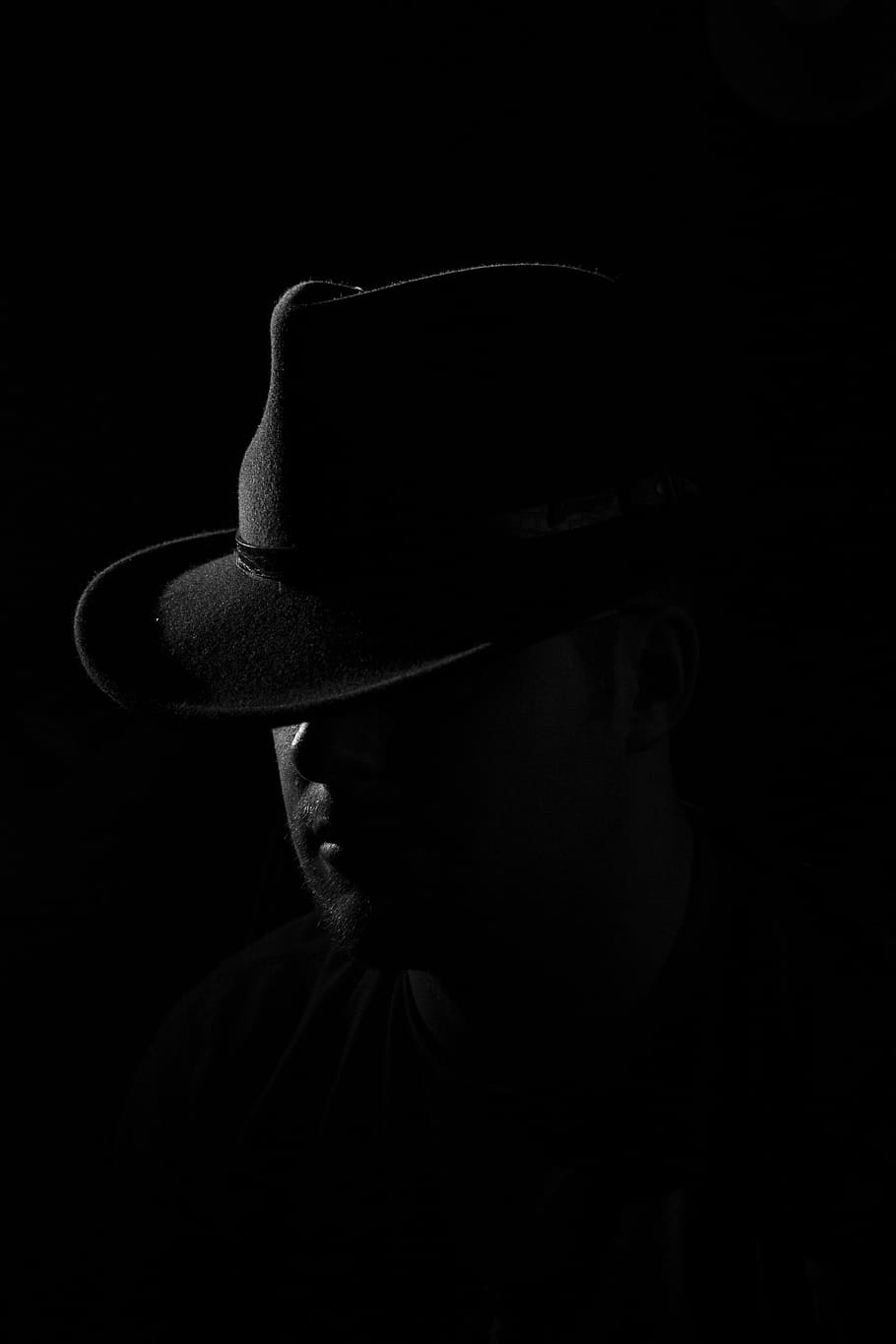 Hình nền HD 910x1365: người đàn ông đội mũ đen