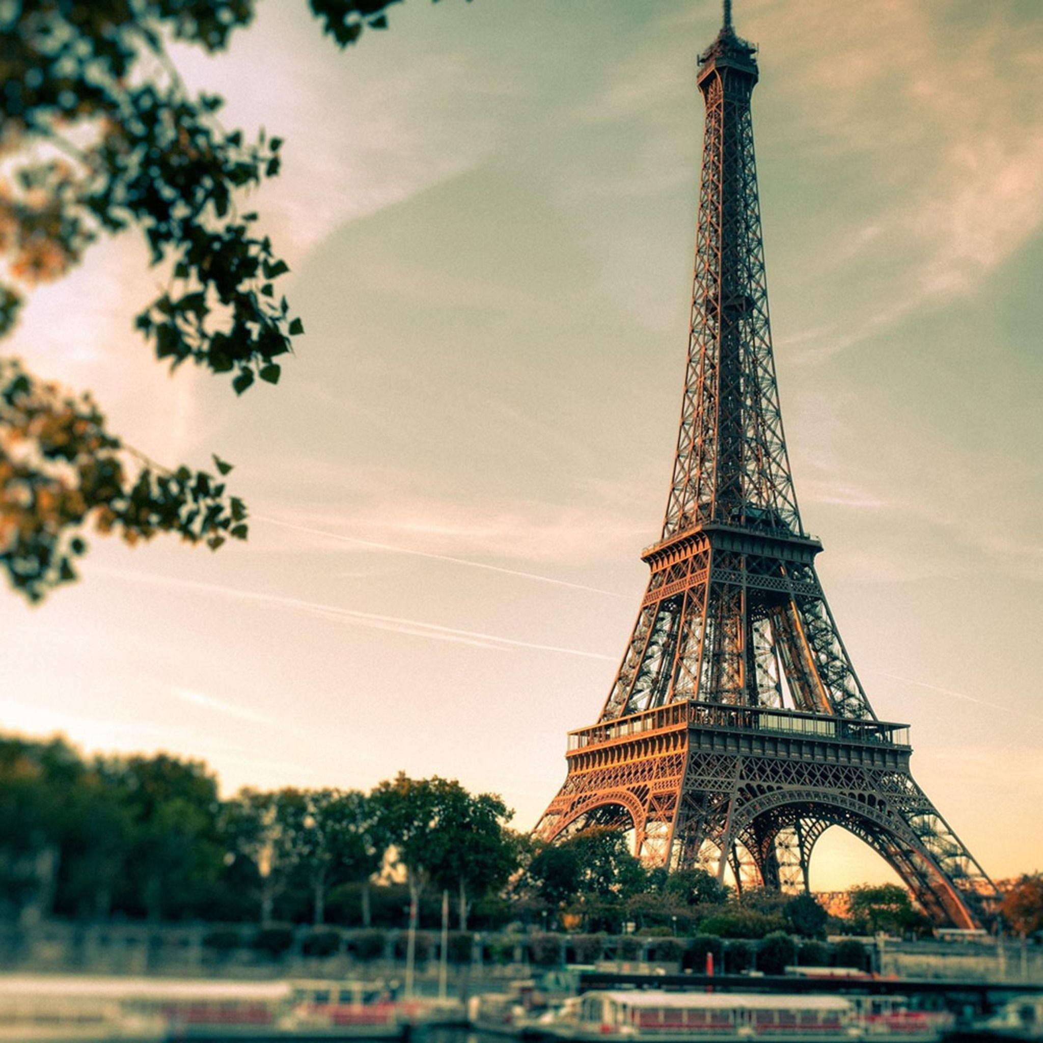 2048x2048 hours in Paris