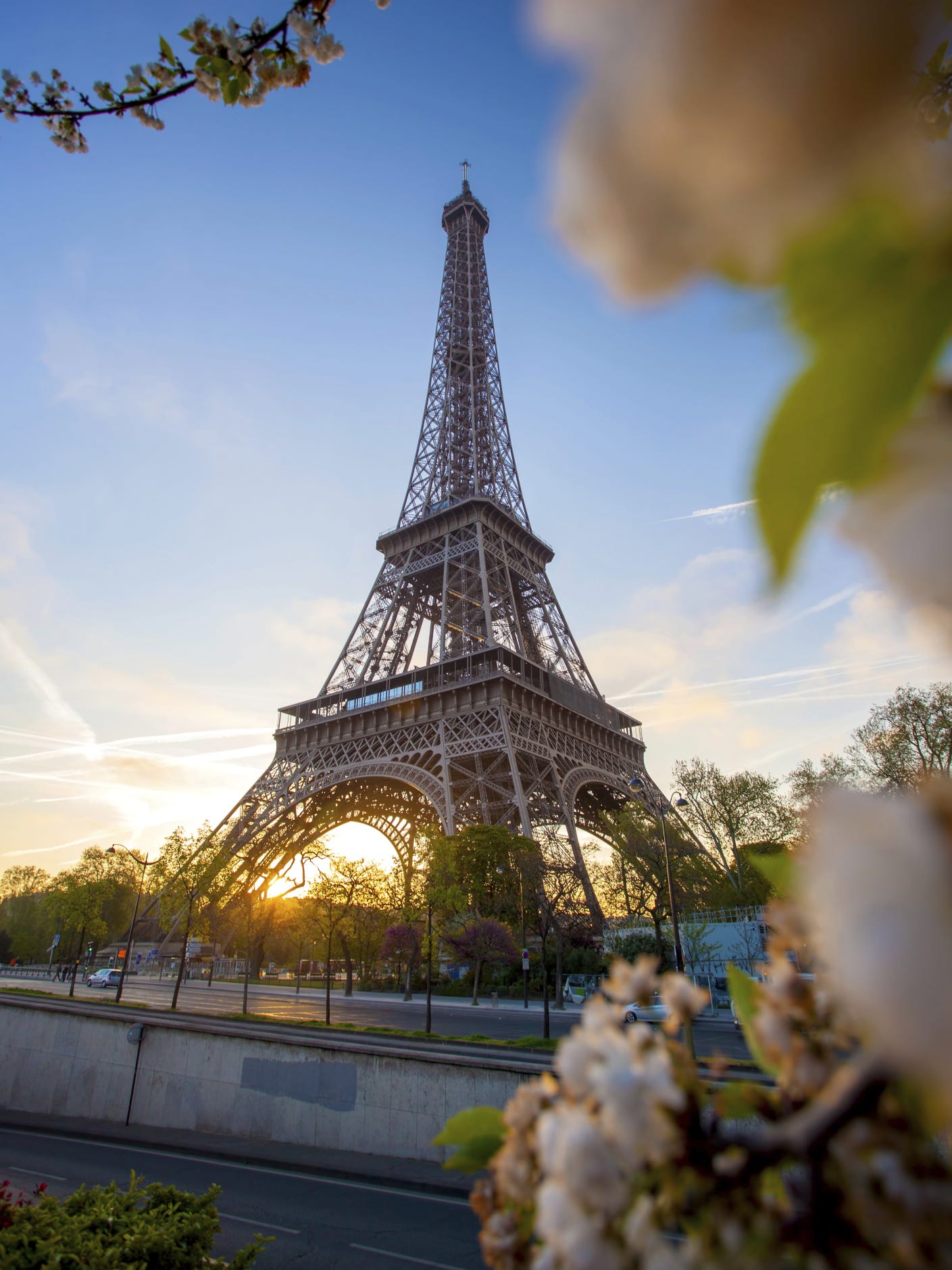 1409x1879 Beautiful photo of the Eiffel Tower