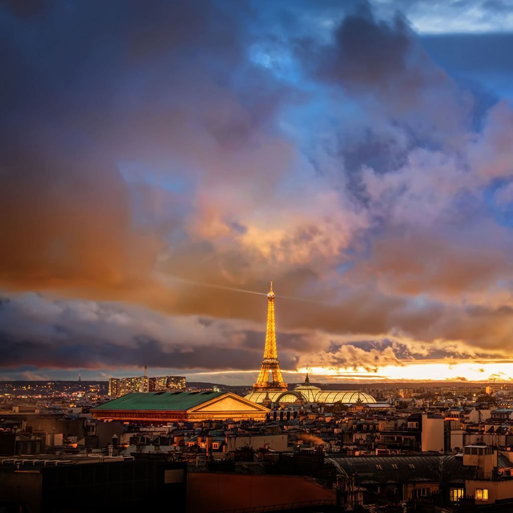 1024x1024 Romantic Night In Paris iPad Wallpaper