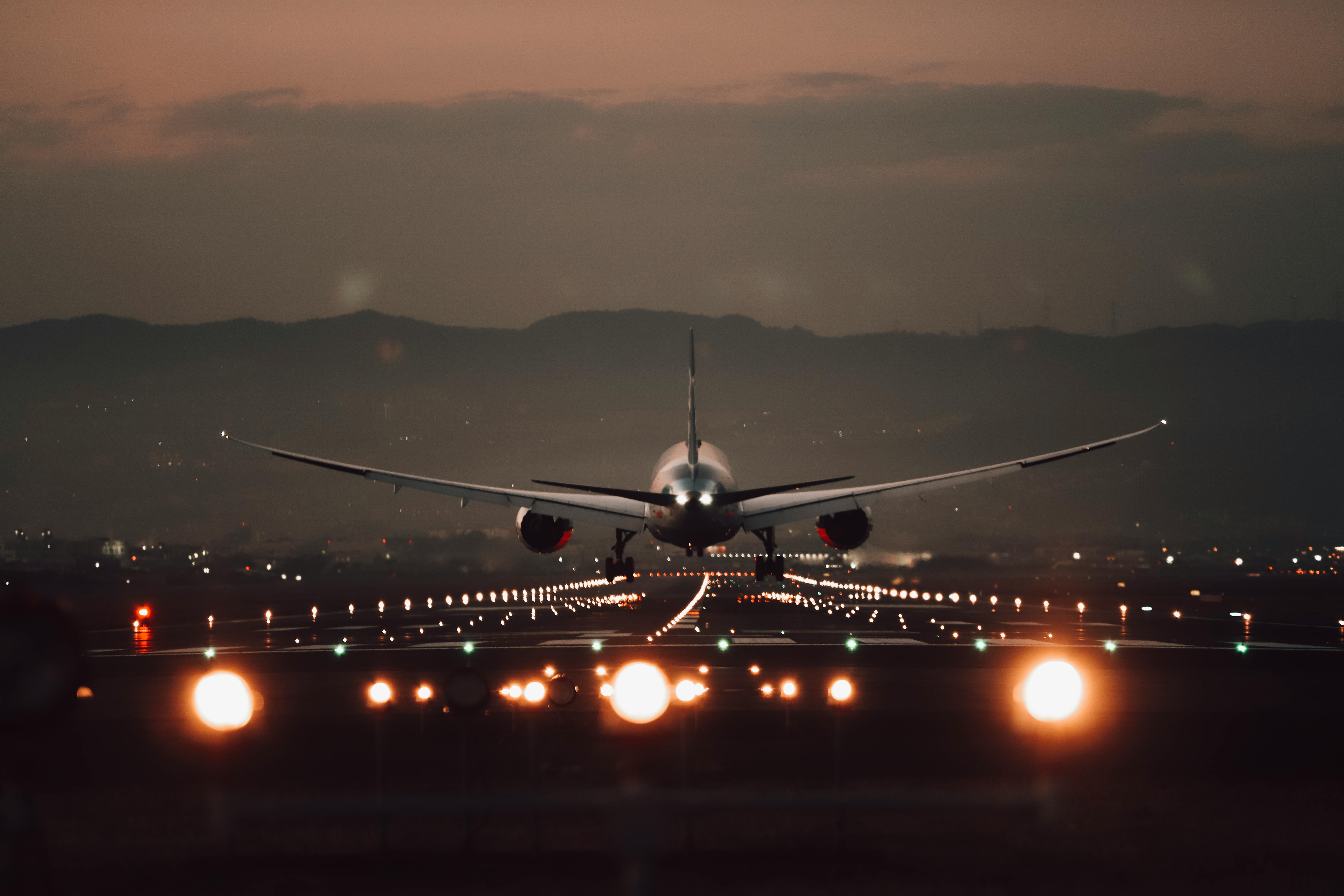 6240x4160 Plane Landing on Runway · Free