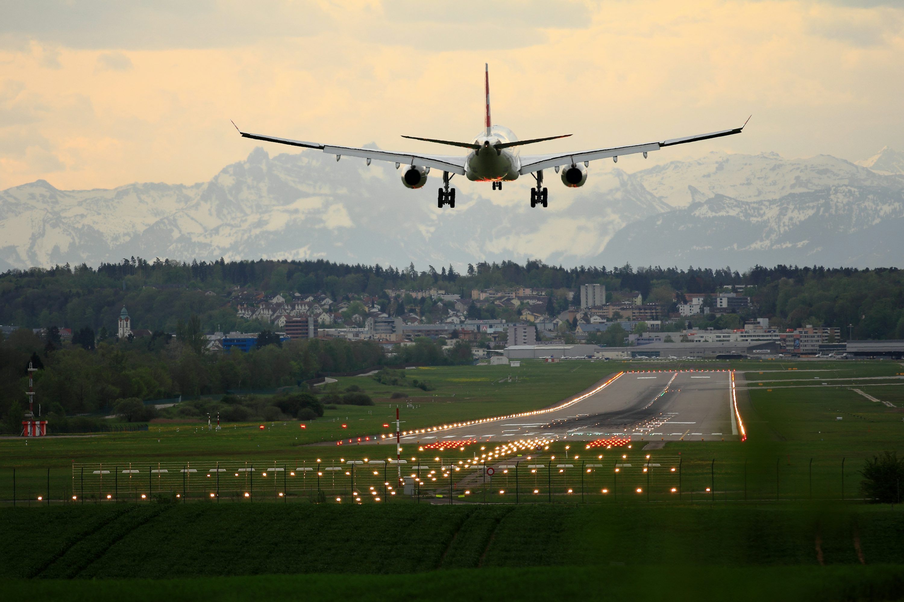 3000x2000 Airplane Landing Picture