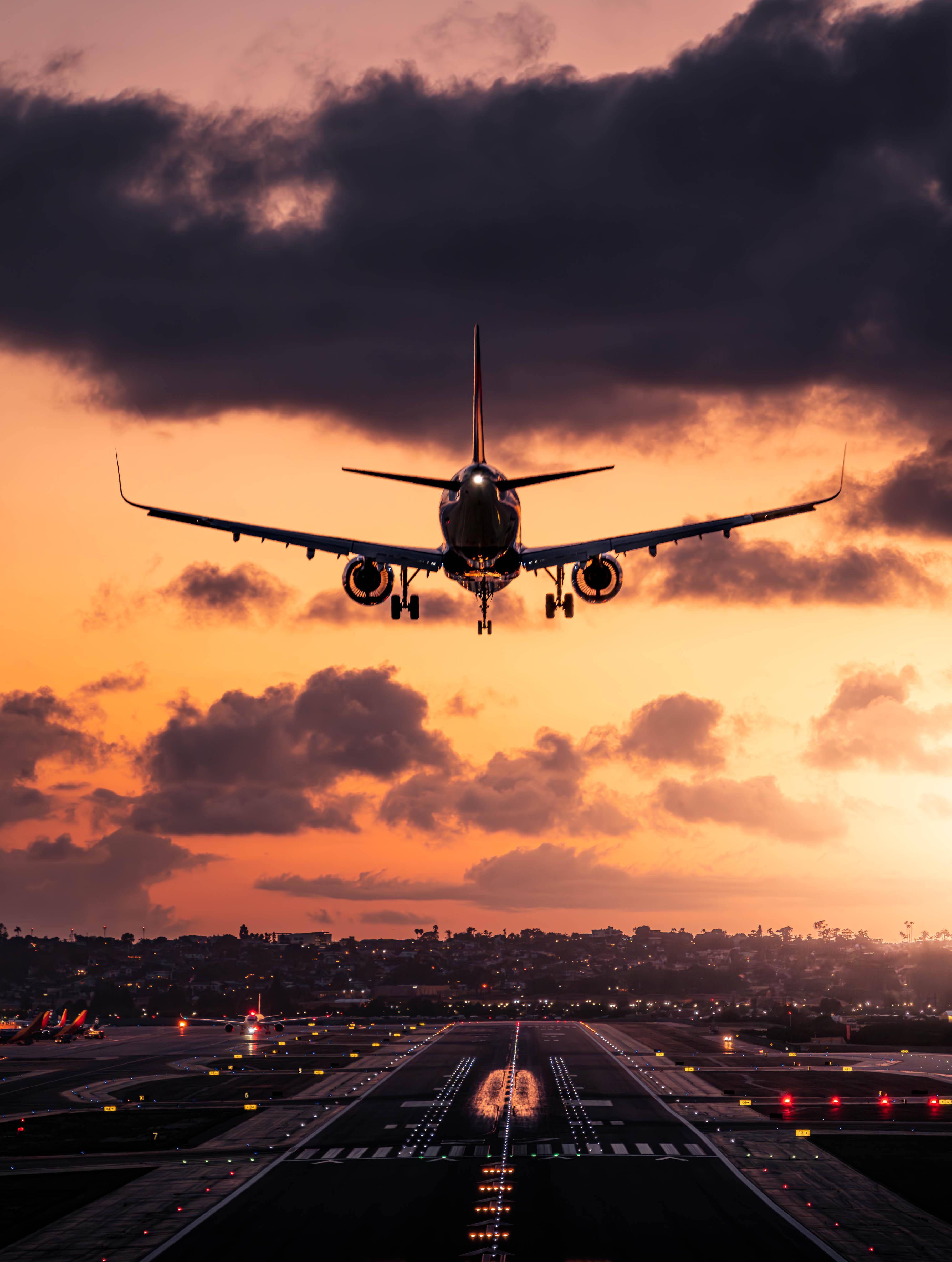 3622x4800 ITAP of a plane landing in San Diego