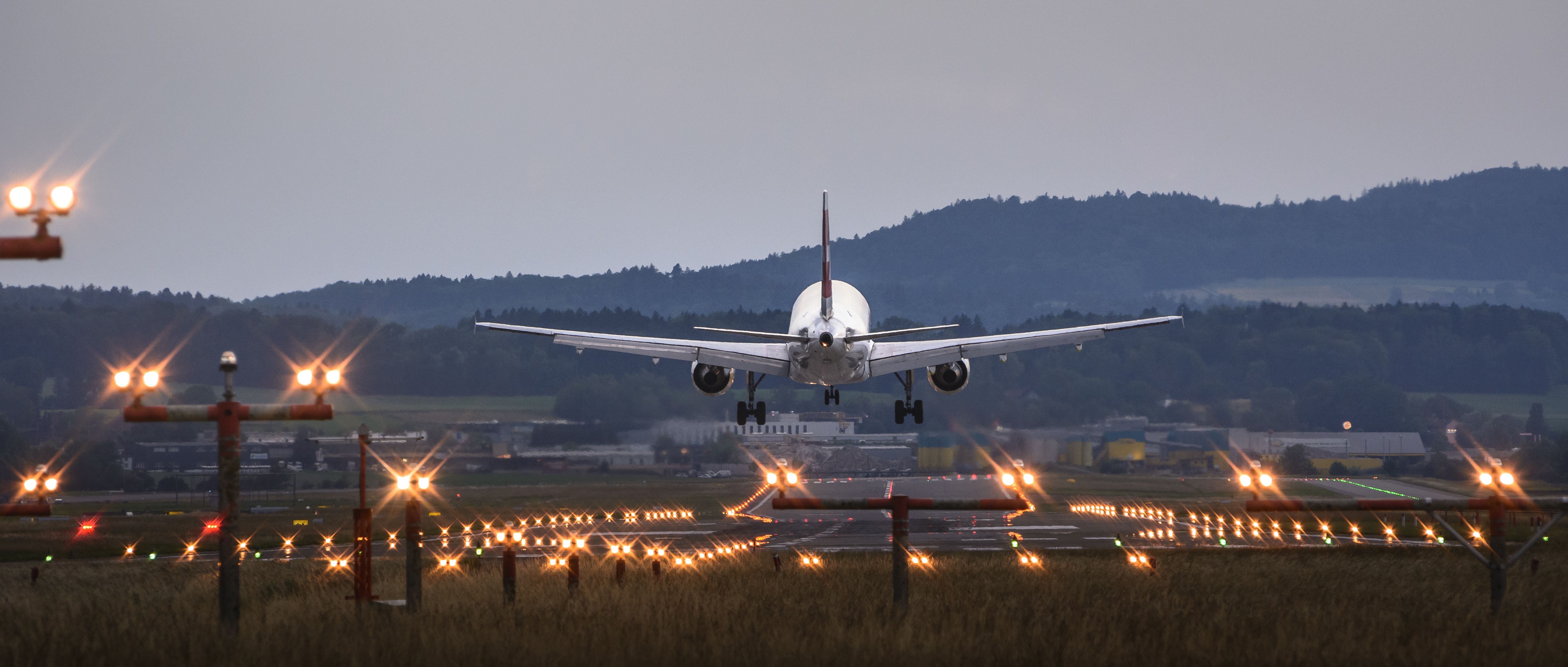 5942x2529 Airplane landing at zurich airport