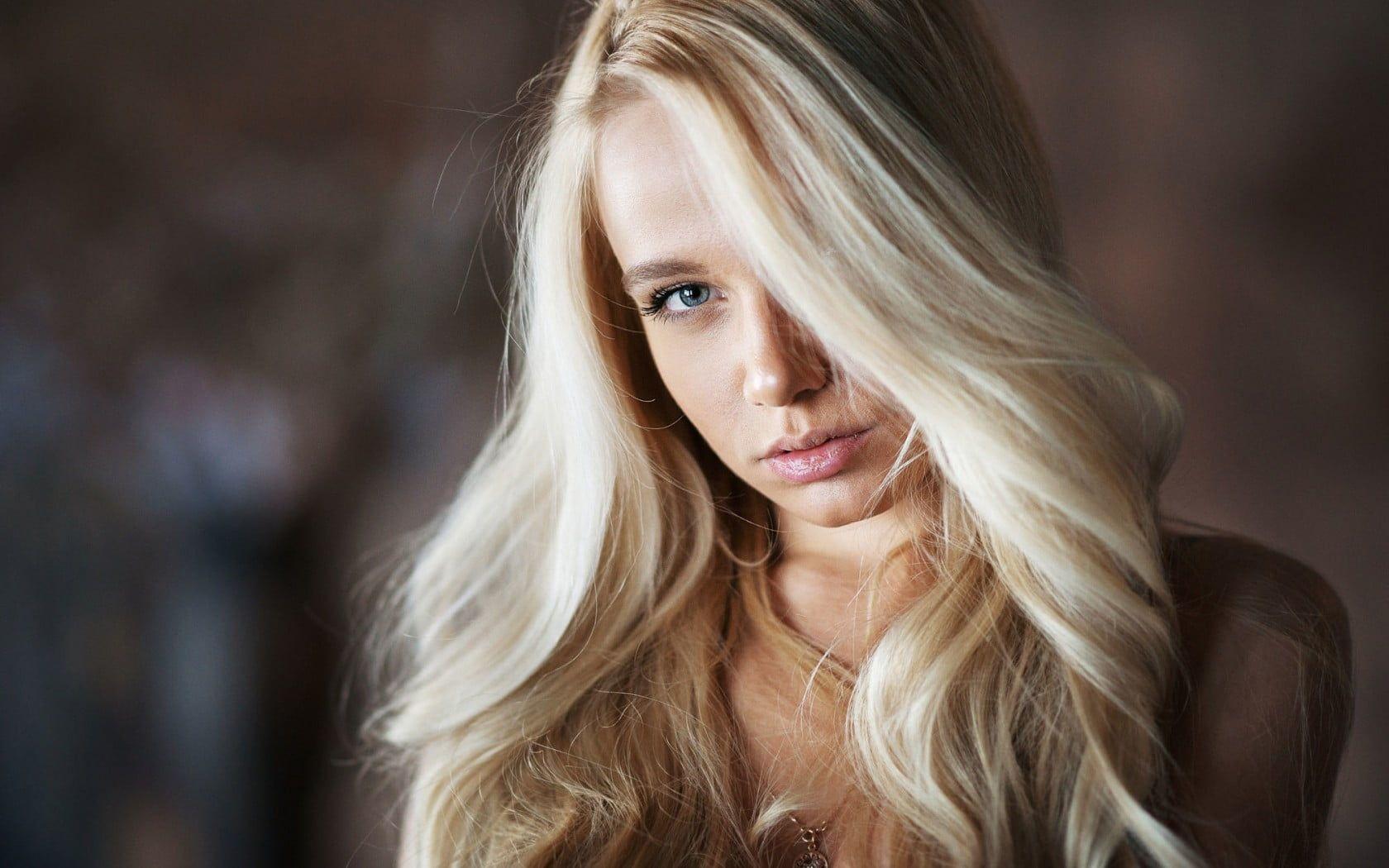 1680x1050 Big curls blonde hair selective focus photography HD wallpaper