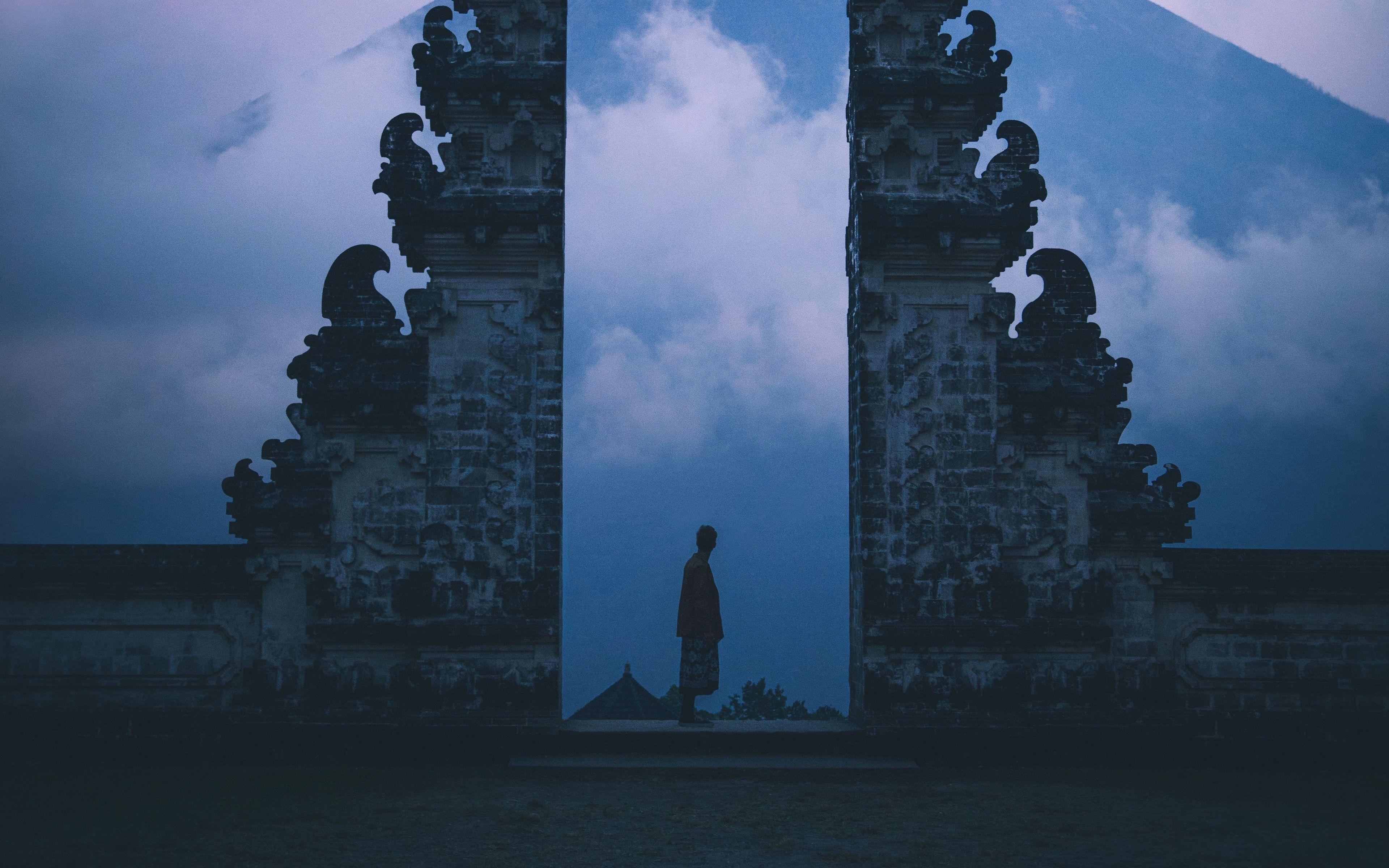3840x2400 Wallpaper Gate, Silhouette, Loneliness, Fog, Bali