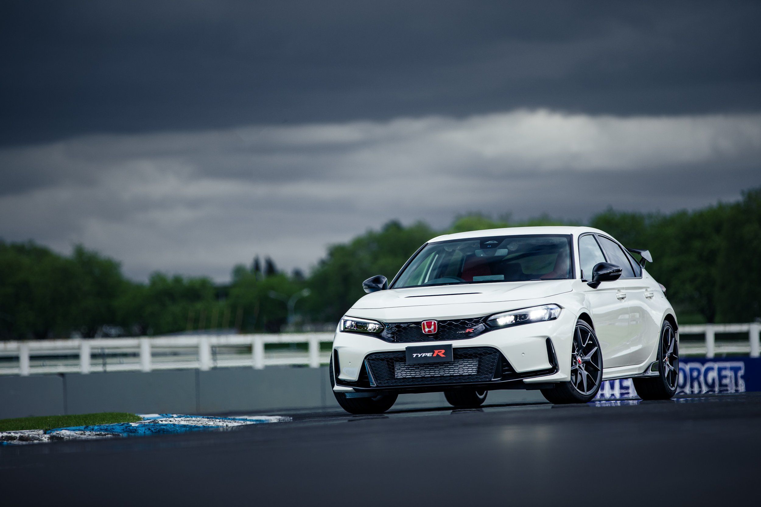 2500x1667 Honda Civic Type R first drive review