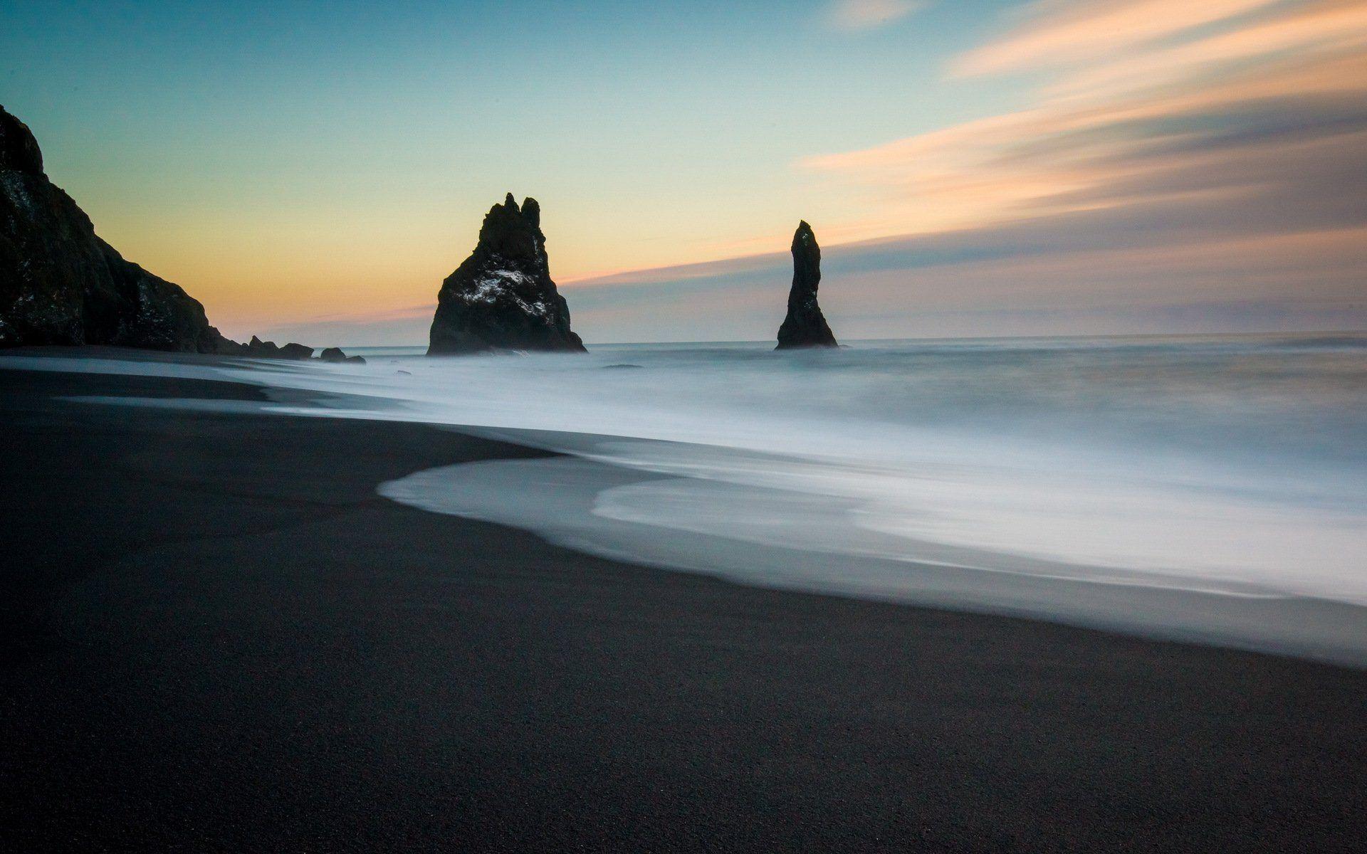 Включи dark beach. Рейнисфьяра Исландия. Пляж Рейнисфьяра Исландия. Исландия скалы Рейнисдрангар. Исландия Black Sand Beach.