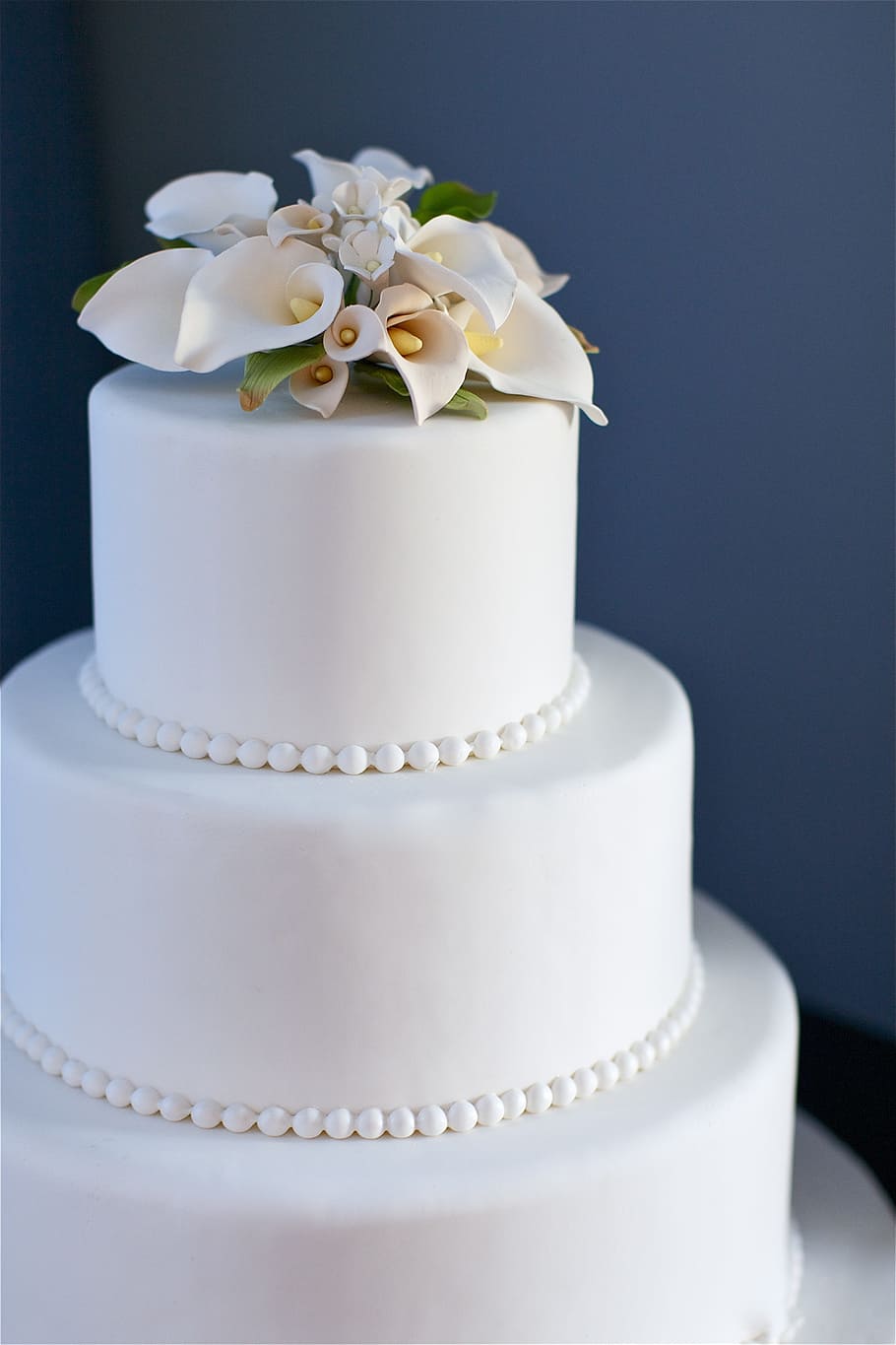 910x1365 HD Wallpaper: White Icing Coated 3 Tier Fondant Cake