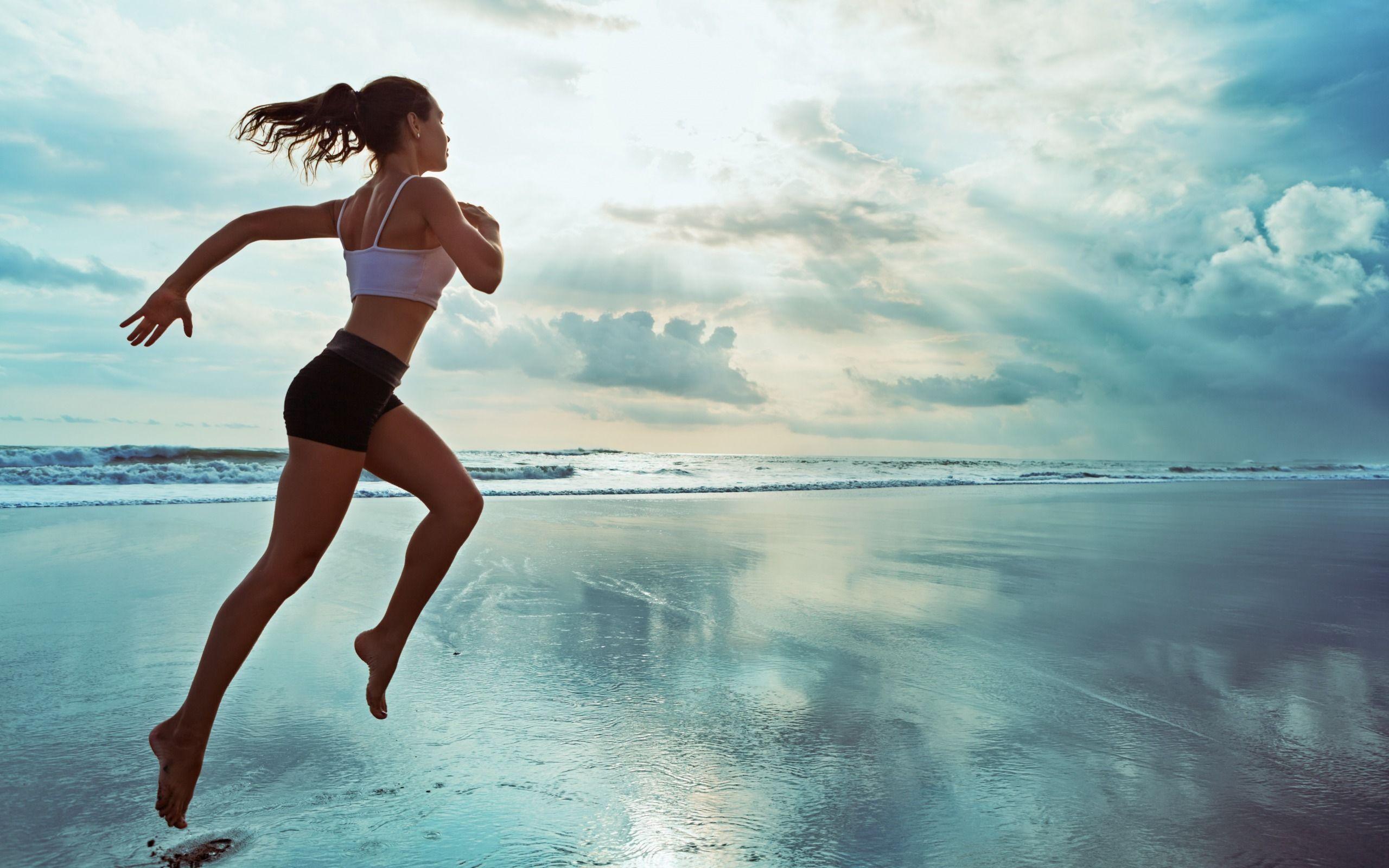 2560x1600 Download wallpaper morning jogging, ocean coast, runner