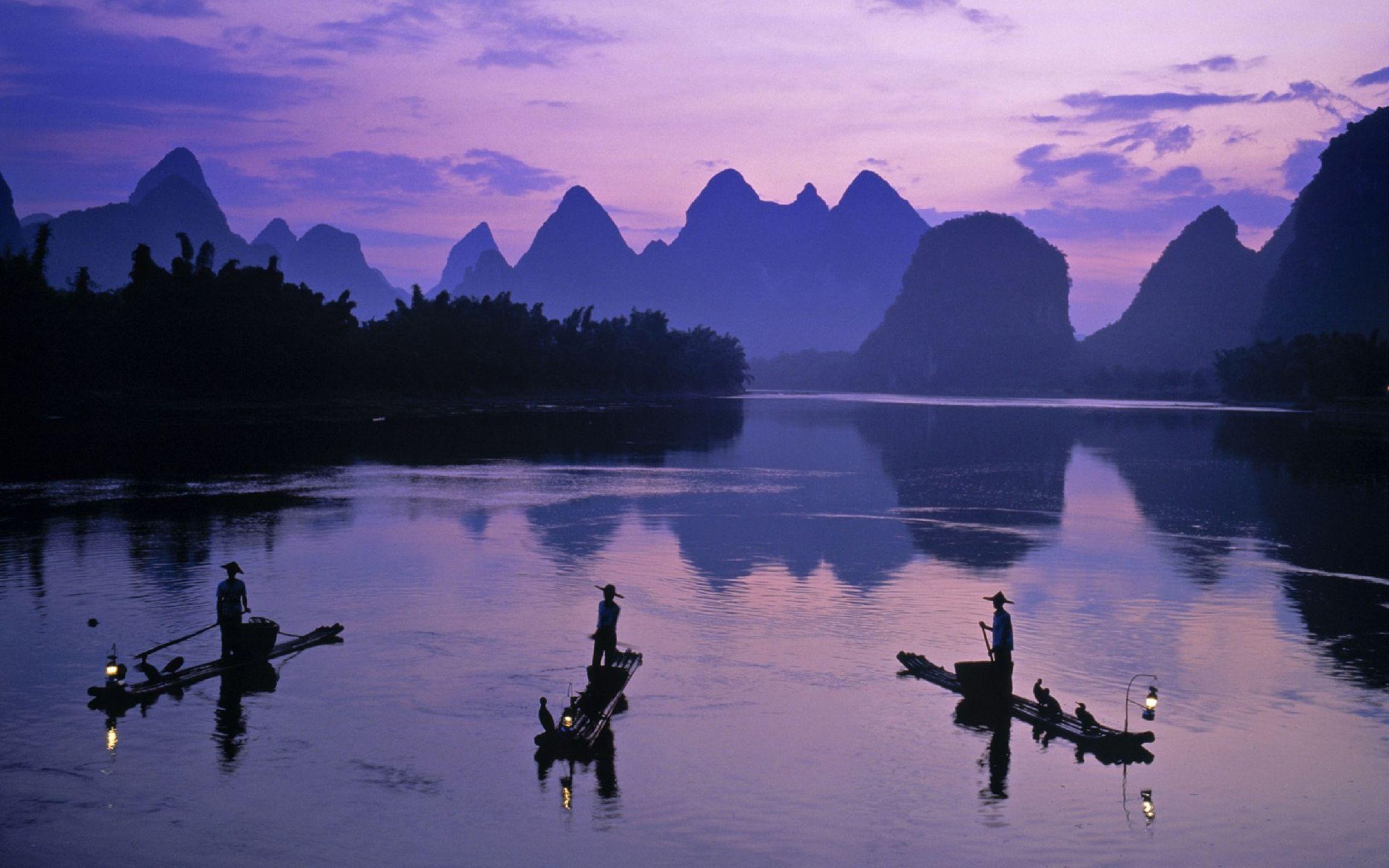 Река ли рыбалка на реке. Озеро Гуйлинь. Гуанси-Чжуанский автономный район. Река Лицзян. Горы Гуйлинь.