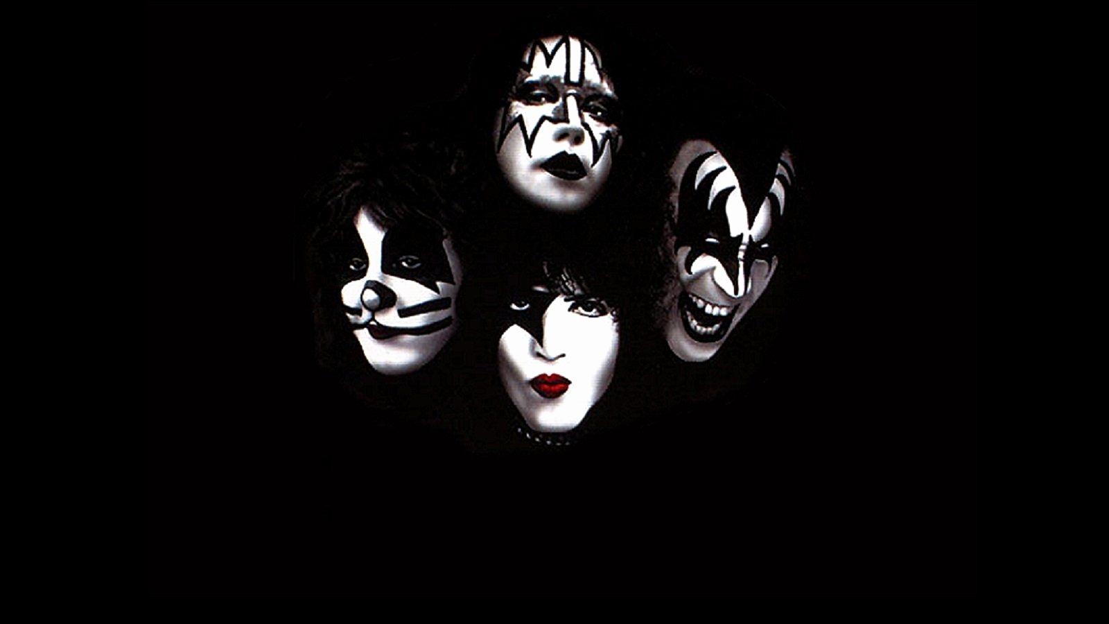 1600x900 Kissing Background Beautiful Kiss Band Wallpaper Wallpaper