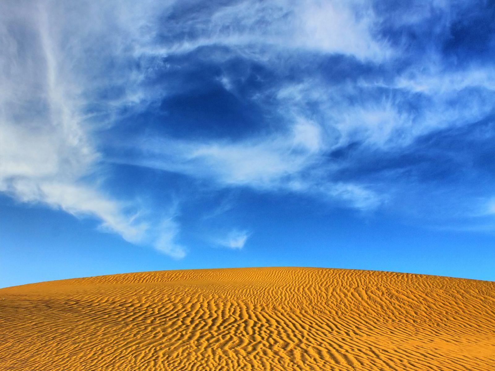 Desert blue. Небо в пустыне. Пустыня фон. Небо над пустыней. Желтая пустыня.