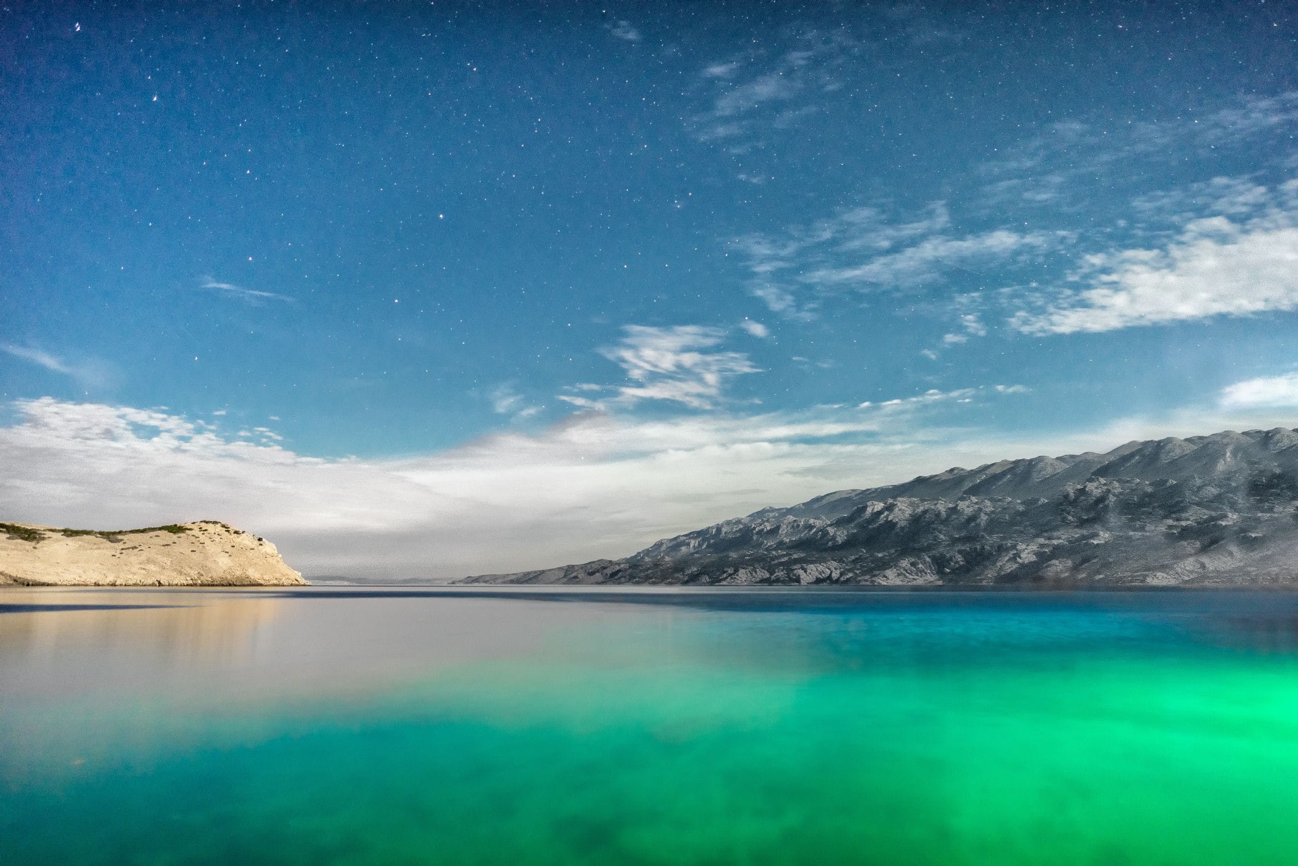 2560x1709 HD Mountain Lake Clouds Wallpaper