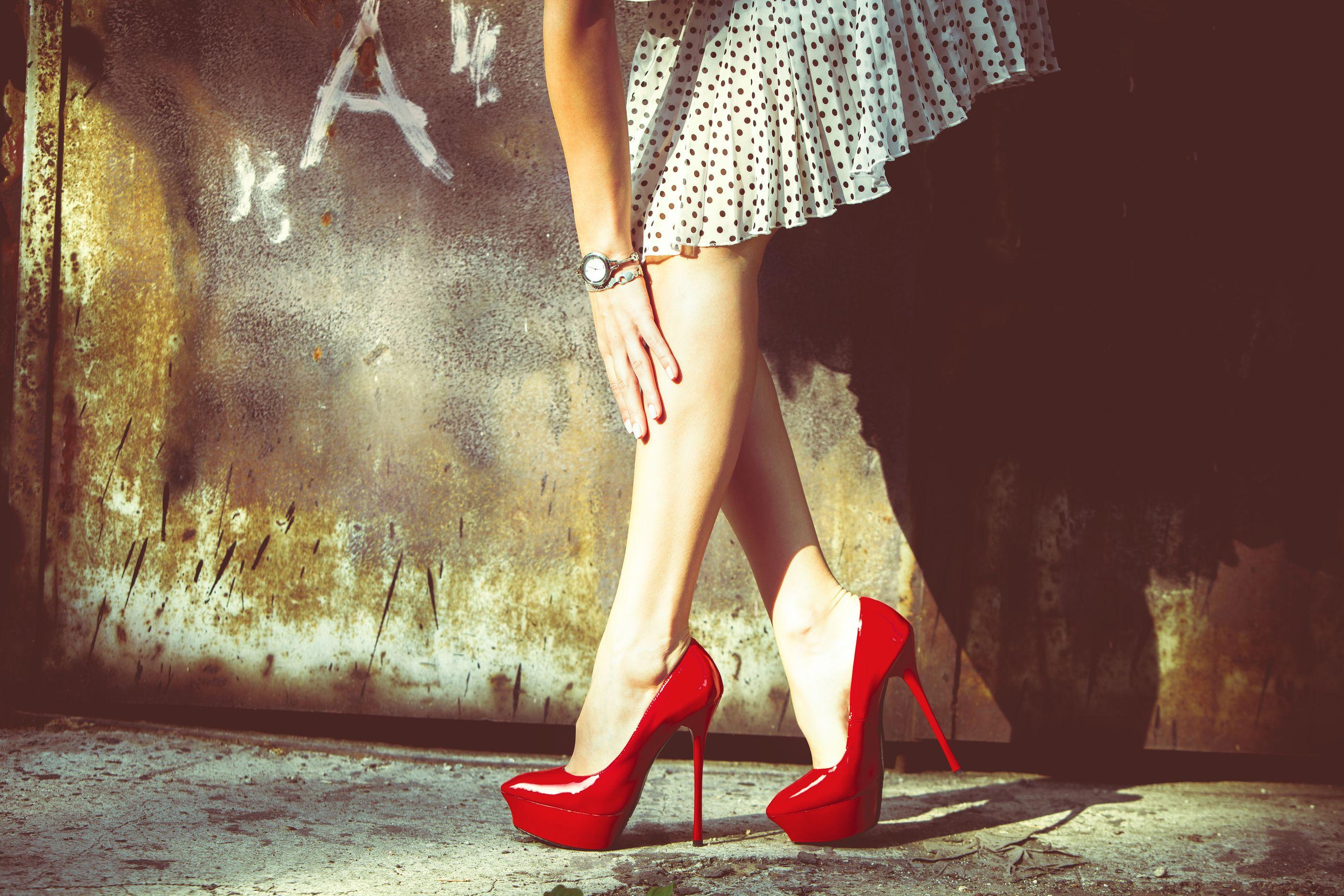 Heels brunette. Девушки в туфлях на высоком каблуке. Девушка в красных туфлях. Красивые ноги в туфлях. Девушка в туфлях на шпильке.