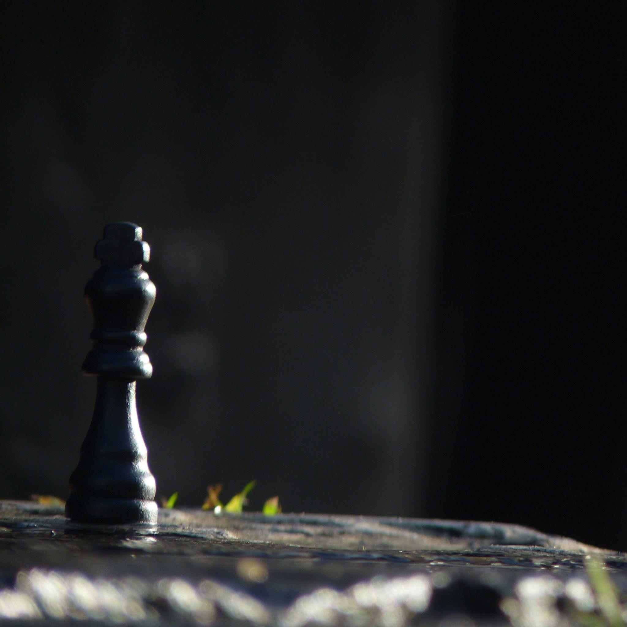 Download wallpaper 950x1534 king, chess, sports, game, minimal