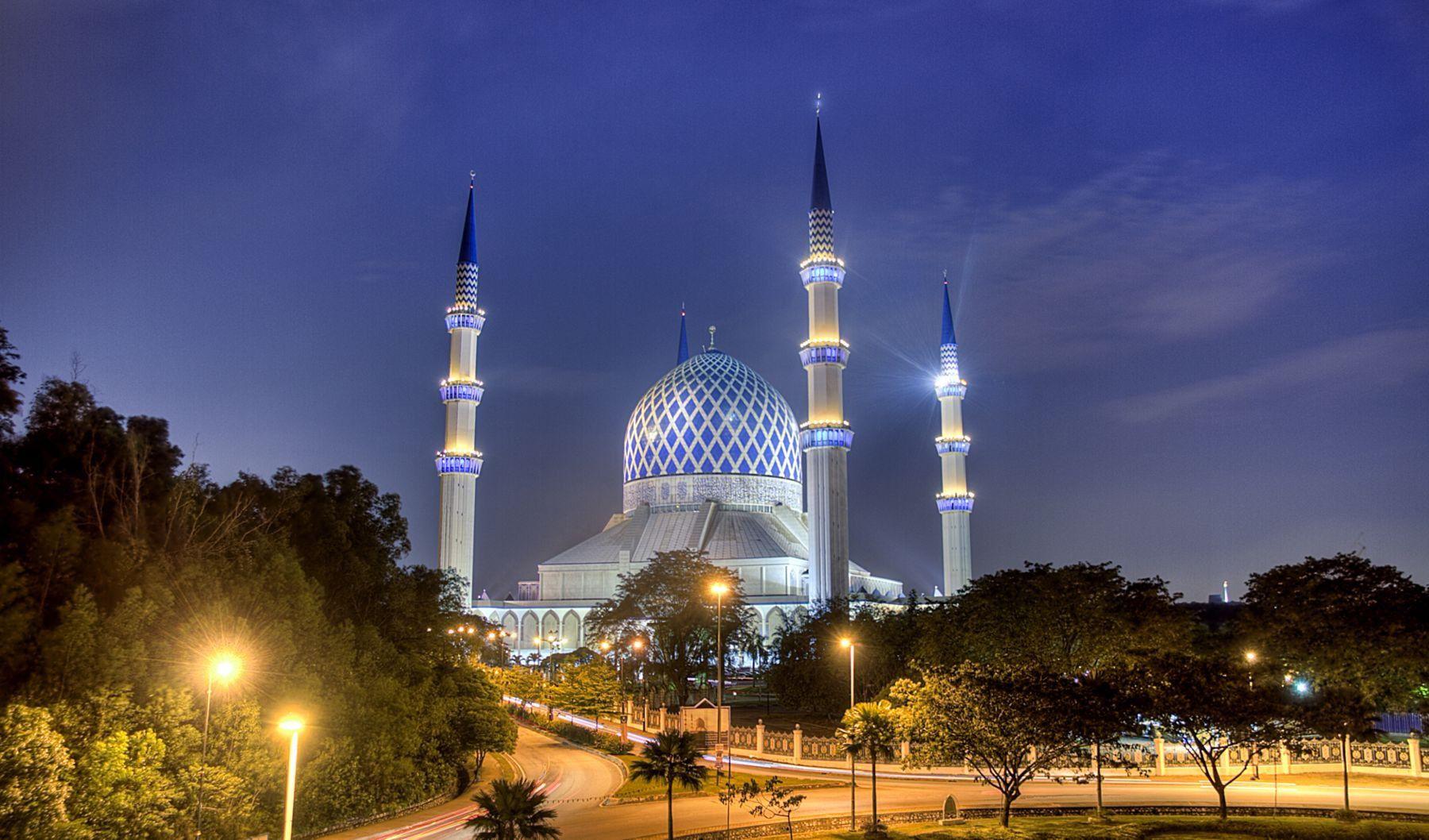 1800x1058 sultan salahuddin abdul aziz shah mosque, malaysia Wallpaper