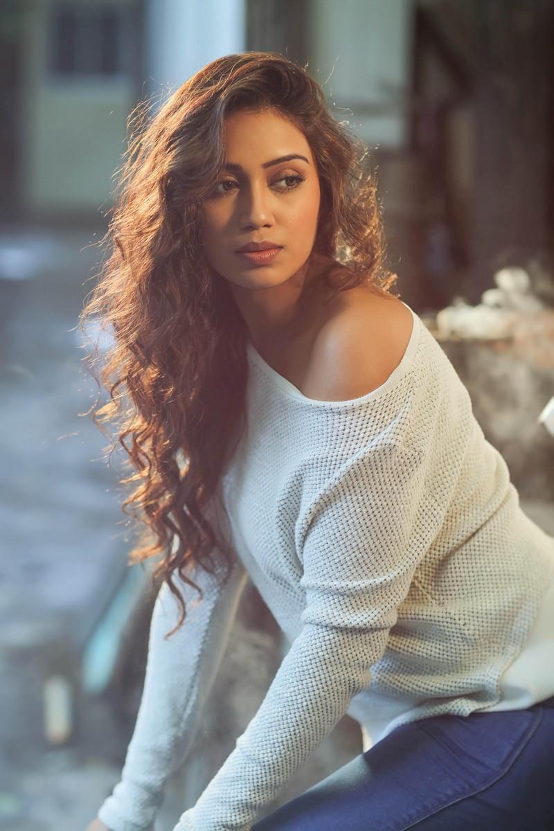 800x1200 Nivetha Pethuraj Latest Photo & HD Image