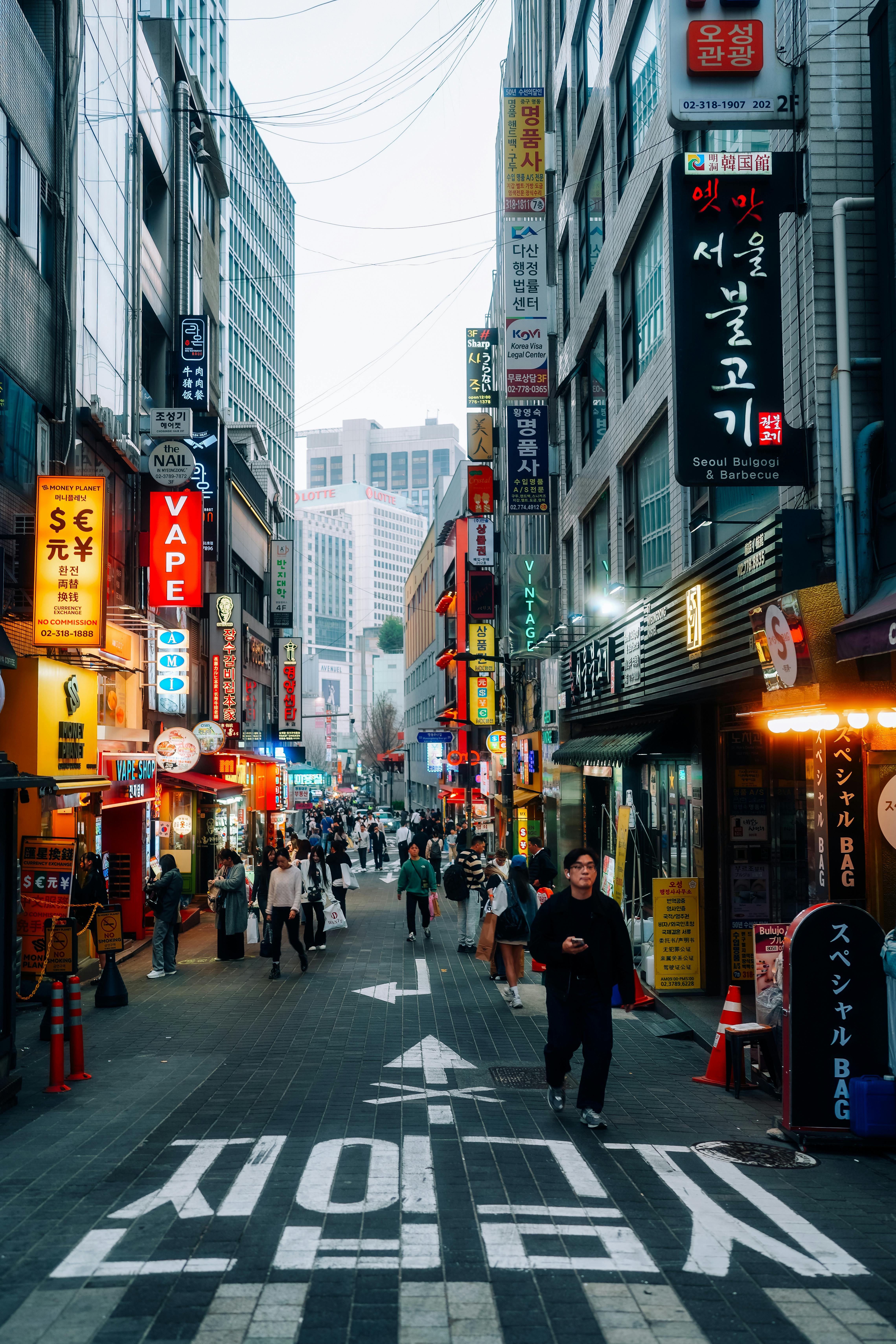 4558x6837 Pedestrians Walking on the Streets of Seoul, South Korea · Free