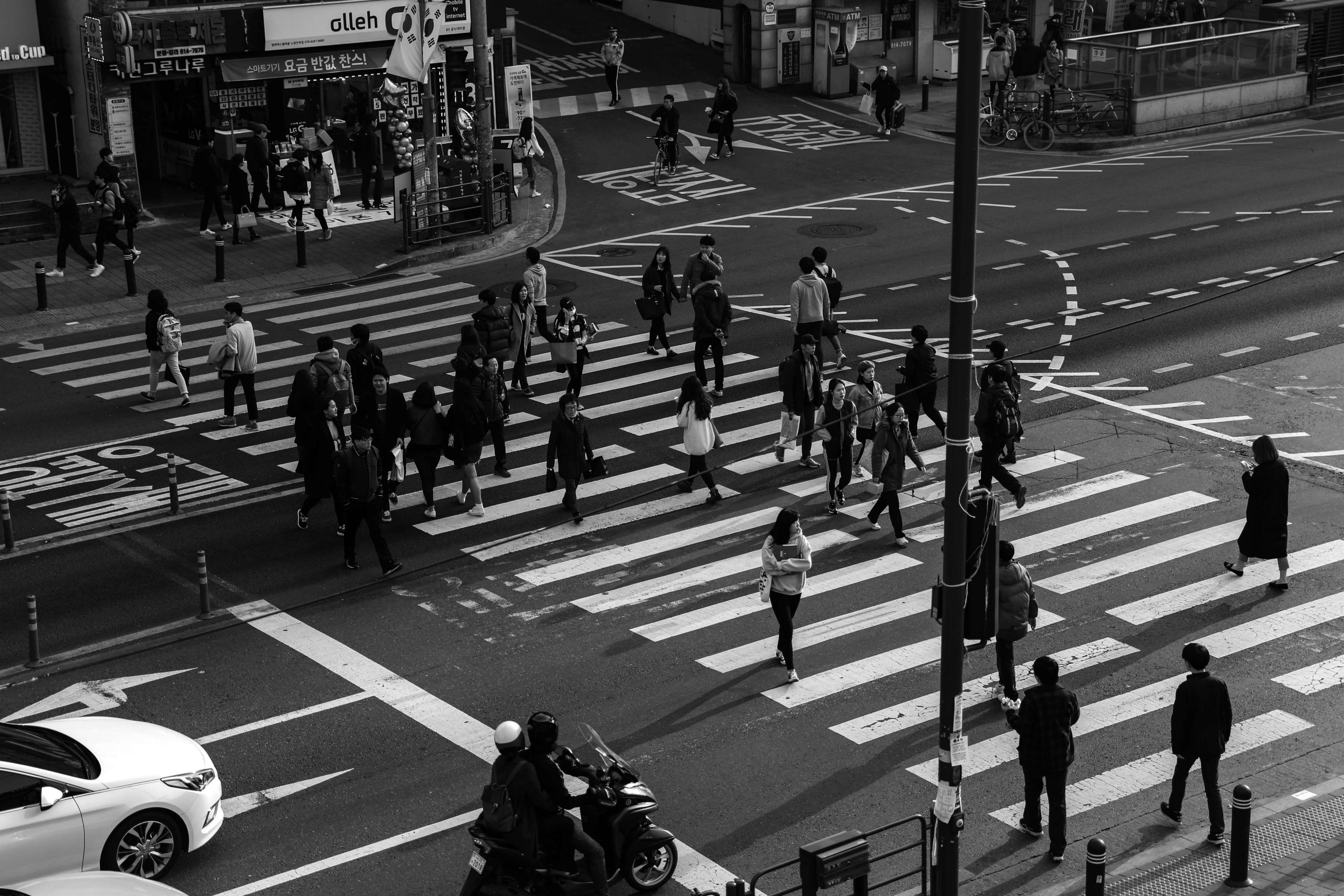 3840x2560 black and white, busy, crossing, crossroads, life, noryangjin, pedestrian crossing, people, road, set, street, student, the traffic light 4k, HD Wallpaper