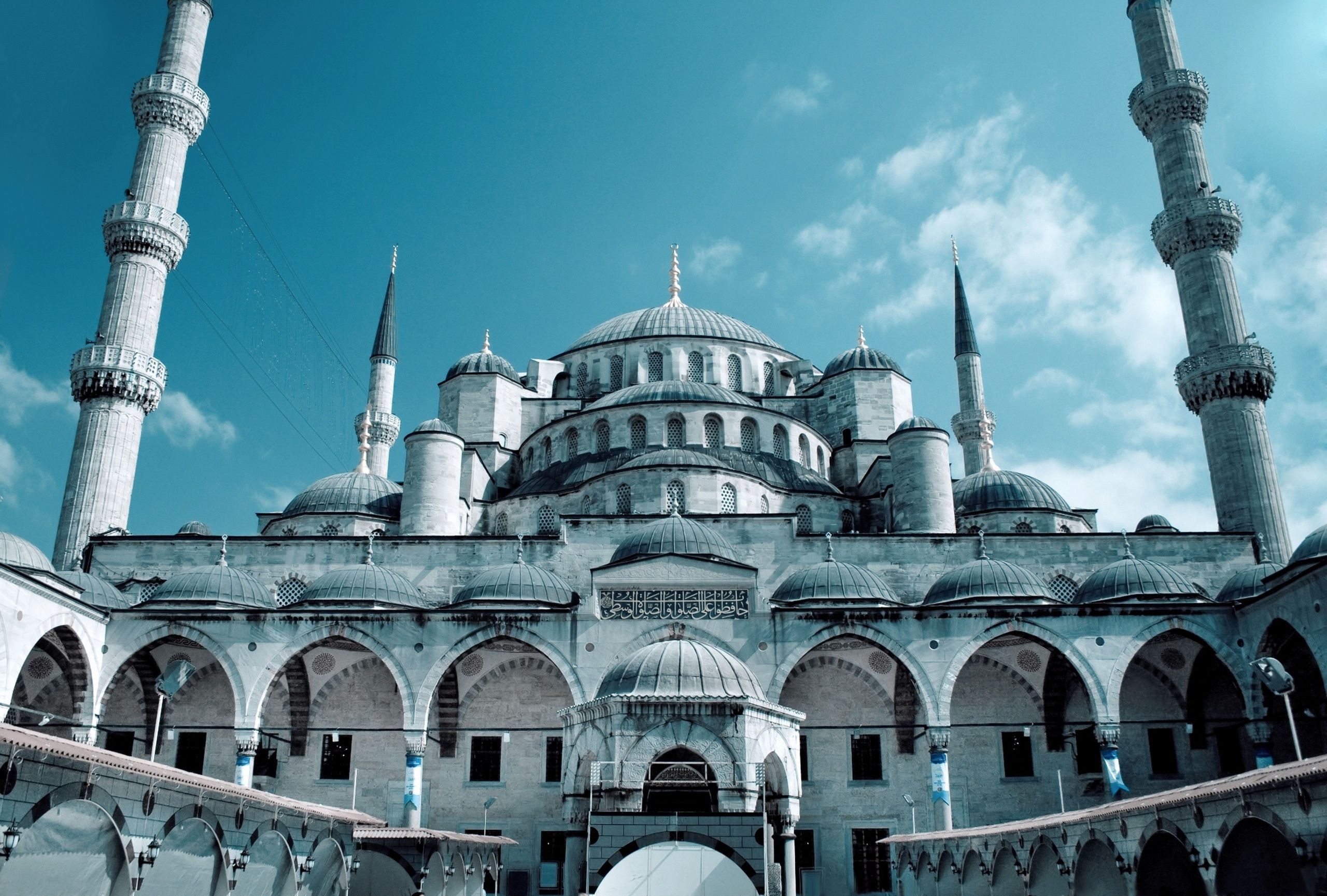 2560x1730 Stunning HD Wallpaper of Hagia Sophia: A Religious Masterpiece