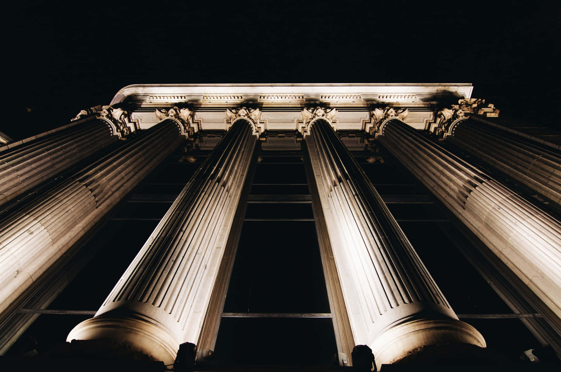 1920x1272 Download Courthouse Tall Pillar At Night Wallpaper