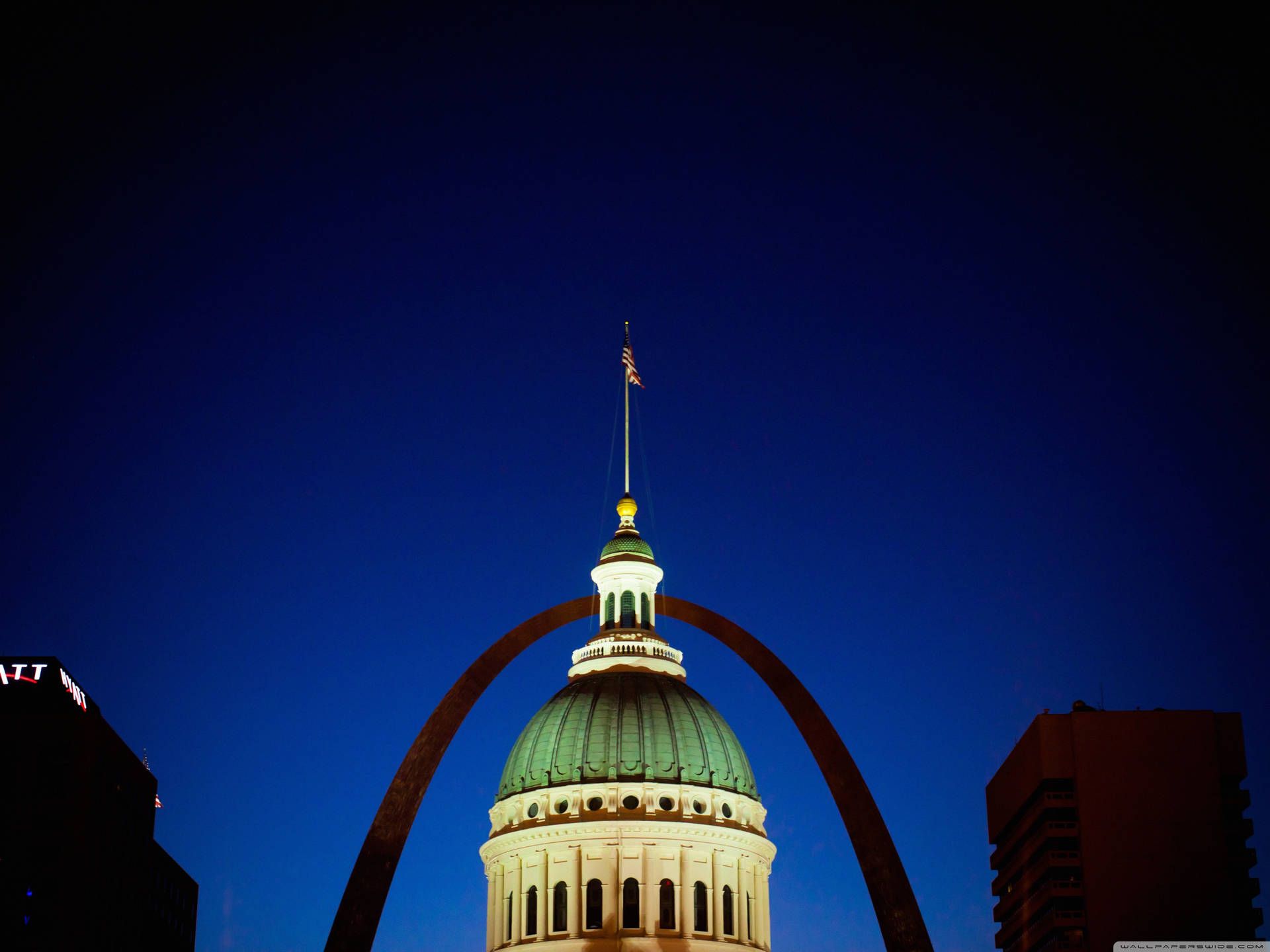1920x1440 St. Louis Arch Top Old Courthouse Wallpaper