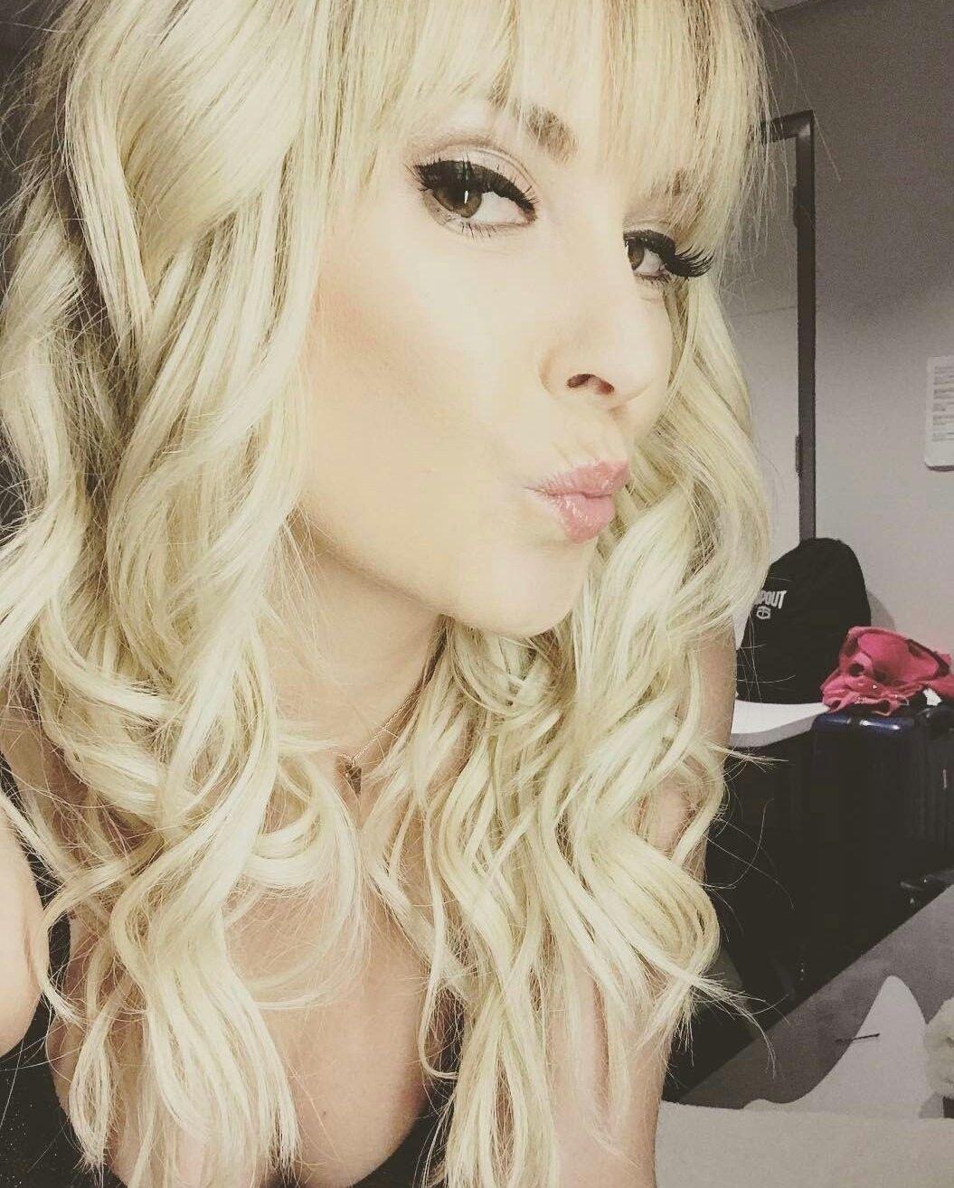 Renee Young Wallpapers - Top Free Renee Young Backgrounds - WallpaperAccess