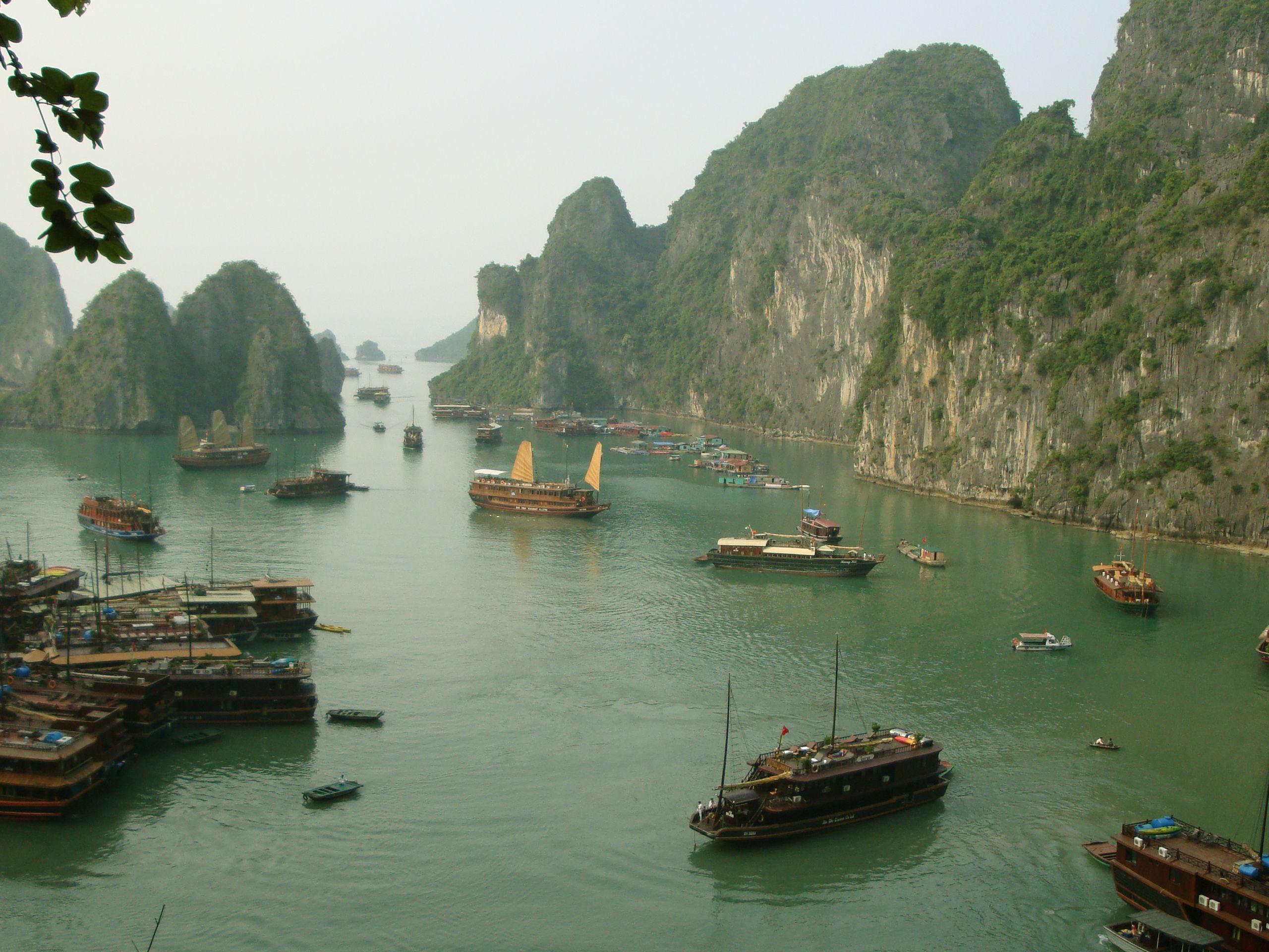 2560x1920 Halong Bay. Free Desktop Wallpaper for Widescreen, HD and Mobile