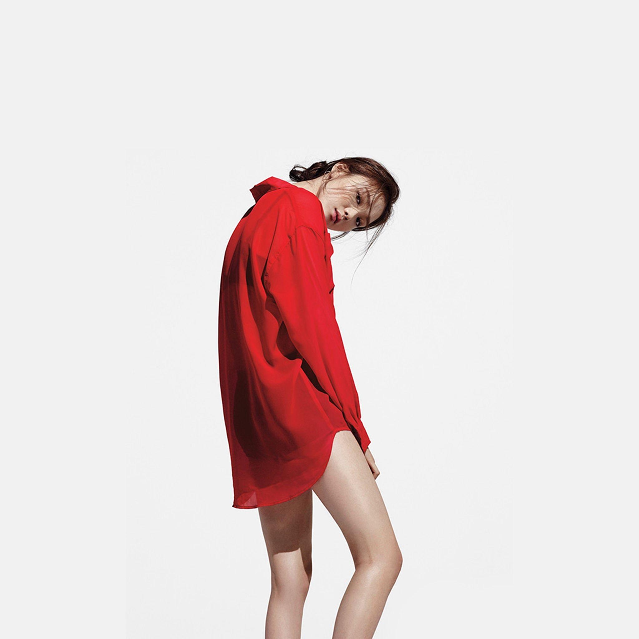 2048x2048 Kpop Sungkyung Model White Red iPad Air Wallpaper Free Download