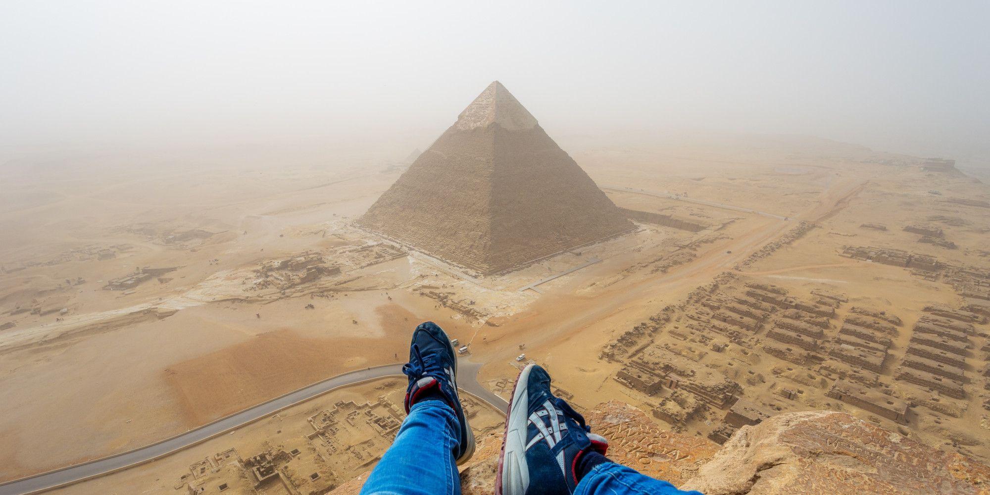 2000x1000 Sitting On Giza Pyramide Wallpaperx1000