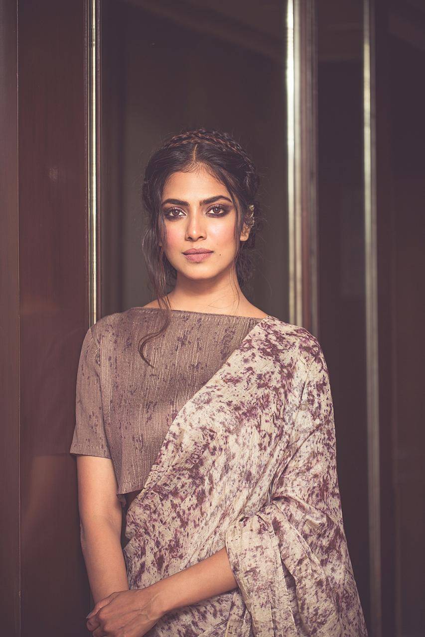 853x1280 Malavika mohanan wallpaper