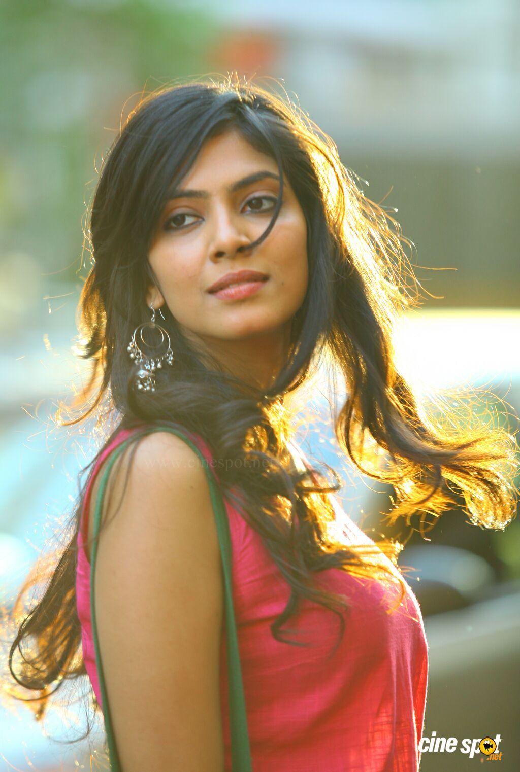 1024x1522 Malavika Mohanan Wallpaper
