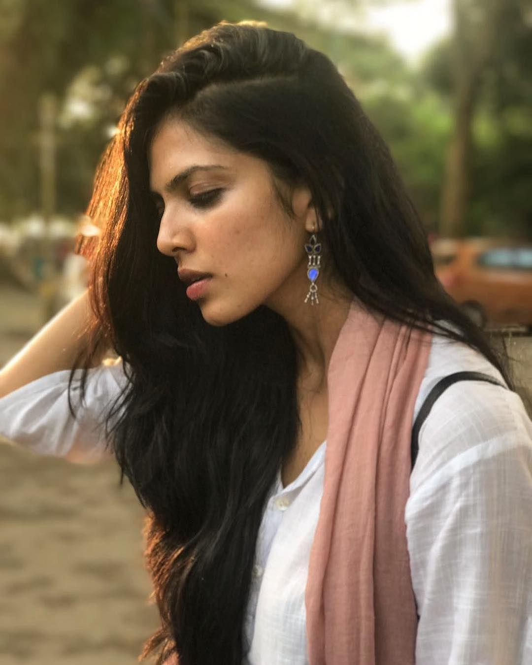 1080x1350 Malavika Mohanan Wallpaper