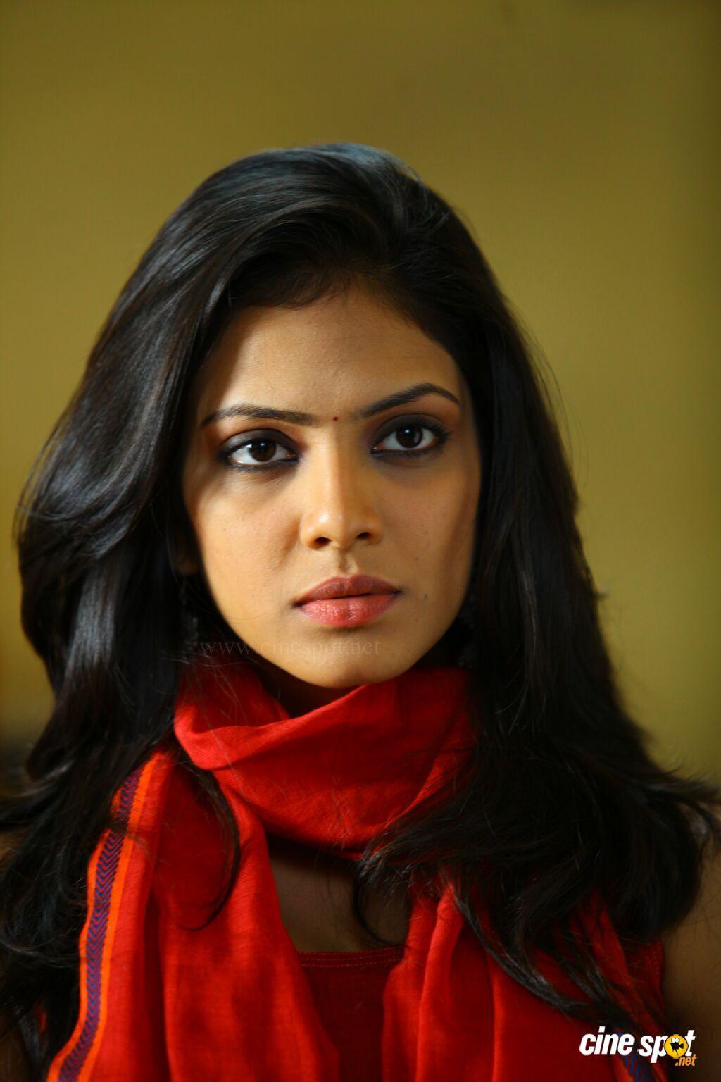 1024x1536 Actress Malavika Mohanan Image (13)