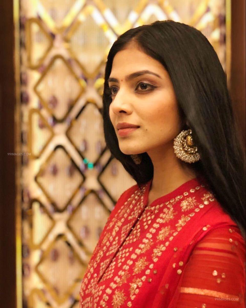961x1200 Actress Malavika Mohanan Latest Hot Photohoot