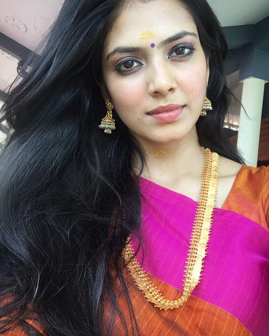899x1124 Malavika Mohanan HD Prettiest Photo. Wallpaper