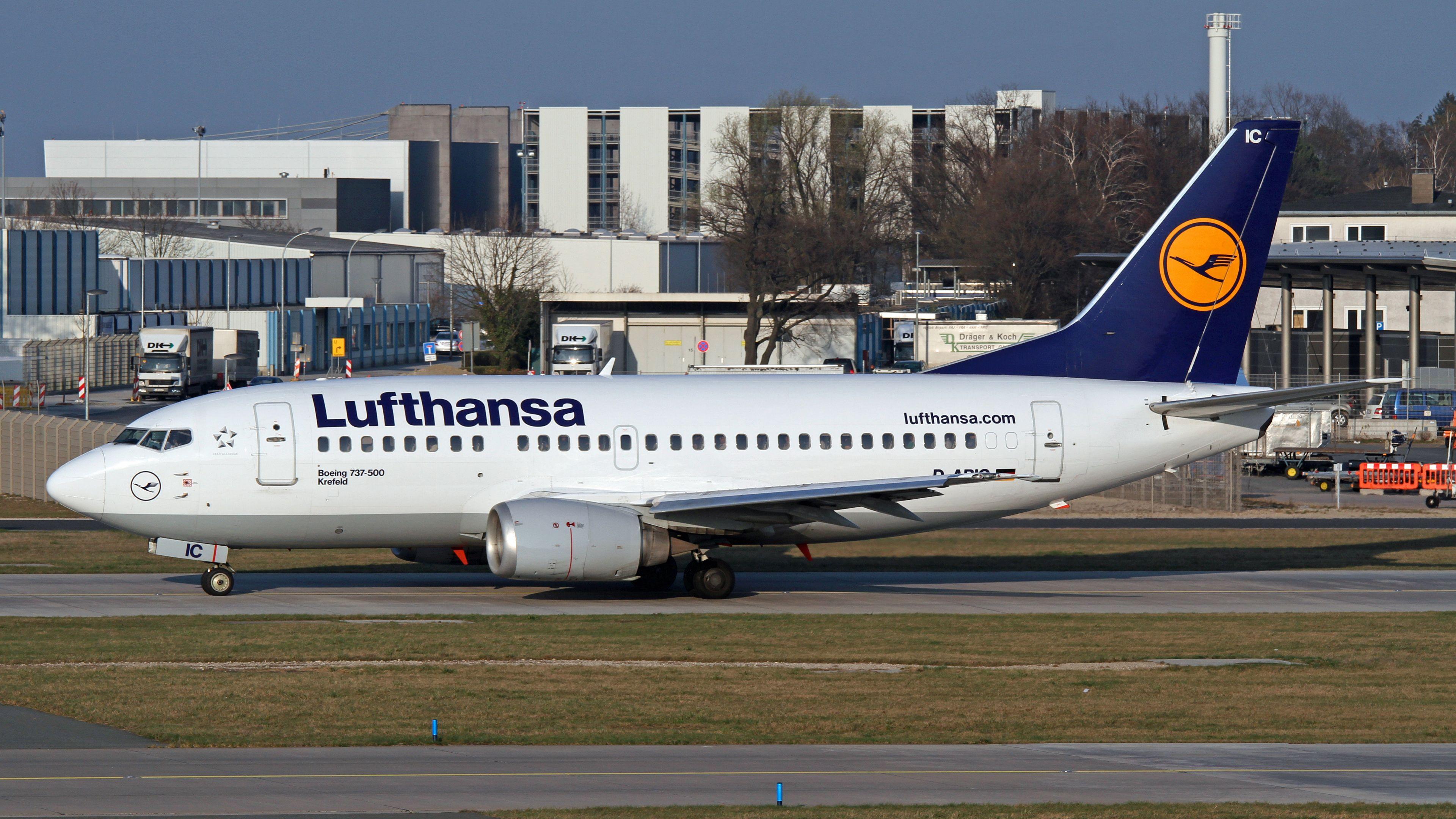 3840x2160 Lufthansa Boeing 737 500 Wallpaper