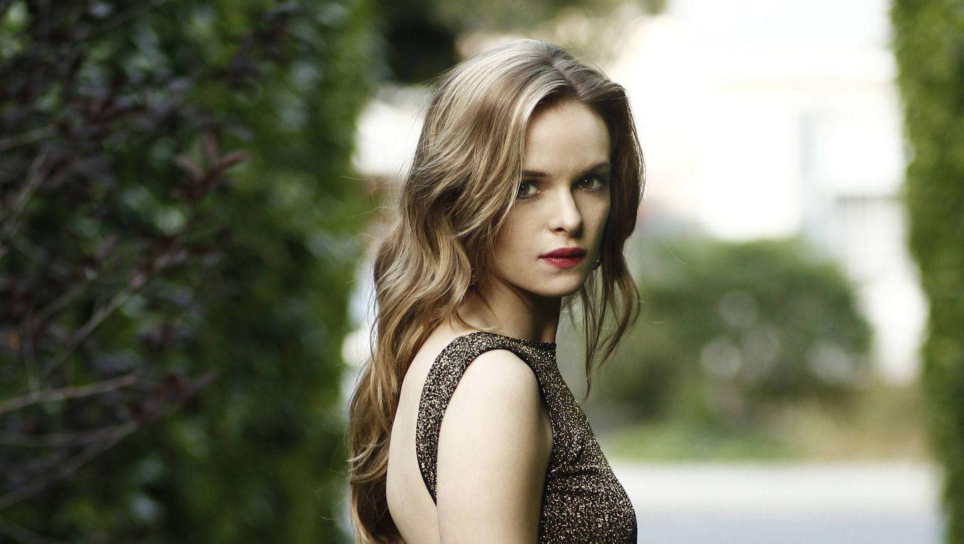1360x768 Danielle Panabaker 2018 Laptop HD HD 4k Wallpaper