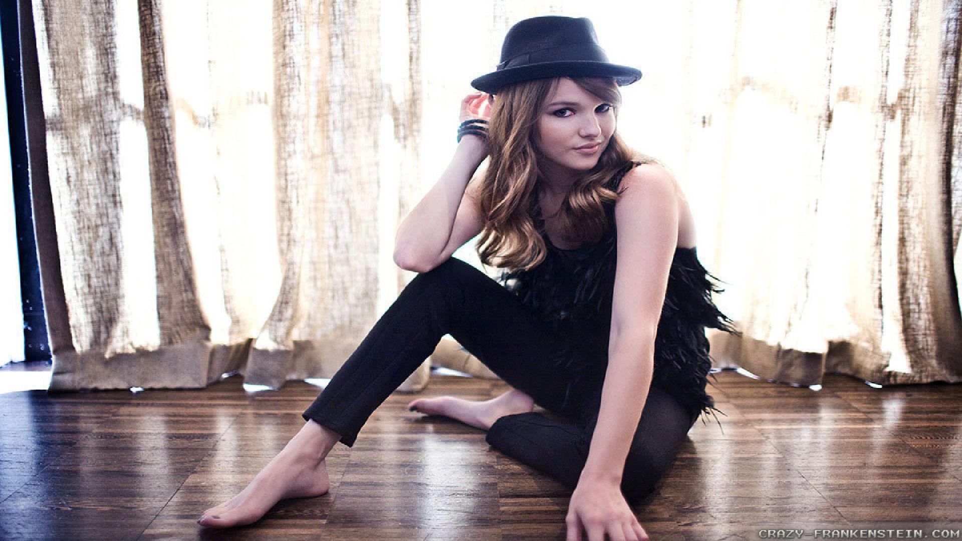 1920x1080 Danielle Panabaker Wallpaper 260.7 Kb