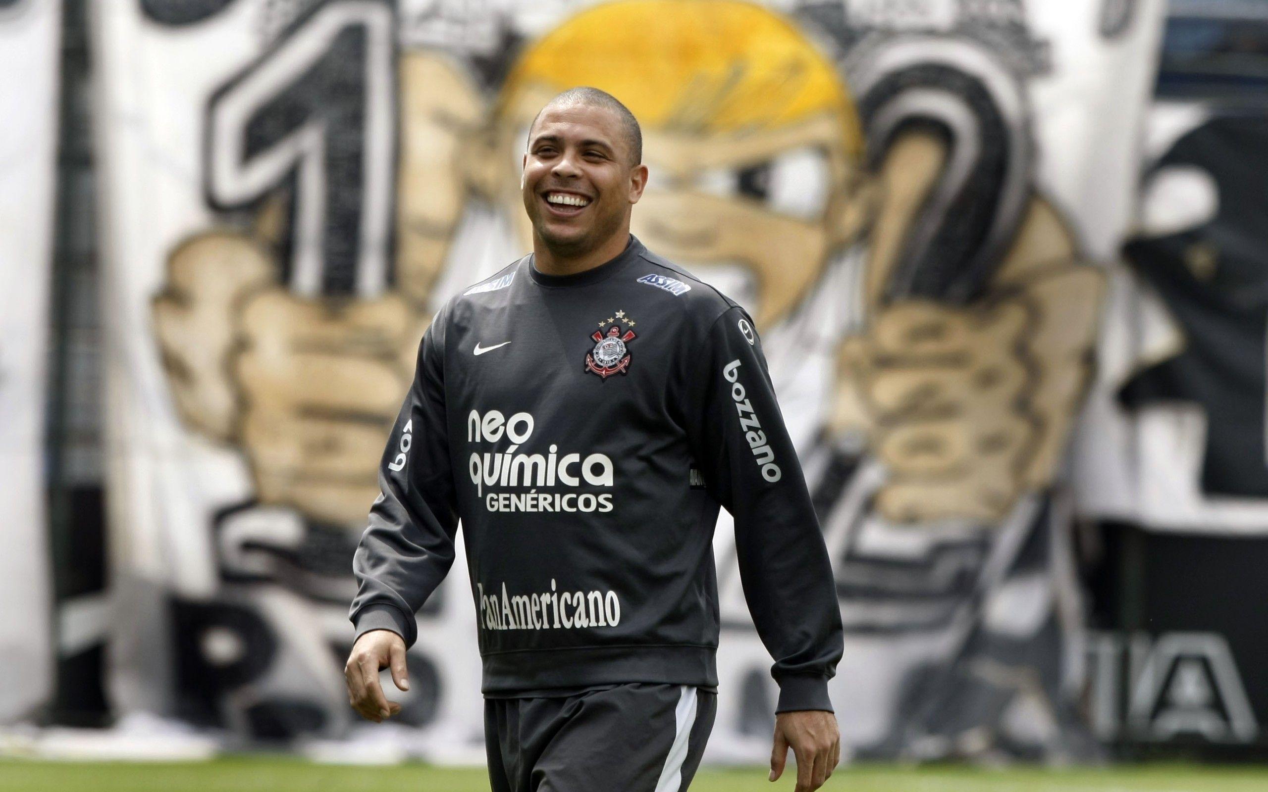 2560x1600 Ronaldo Luis Nazario De Lima wallpaper