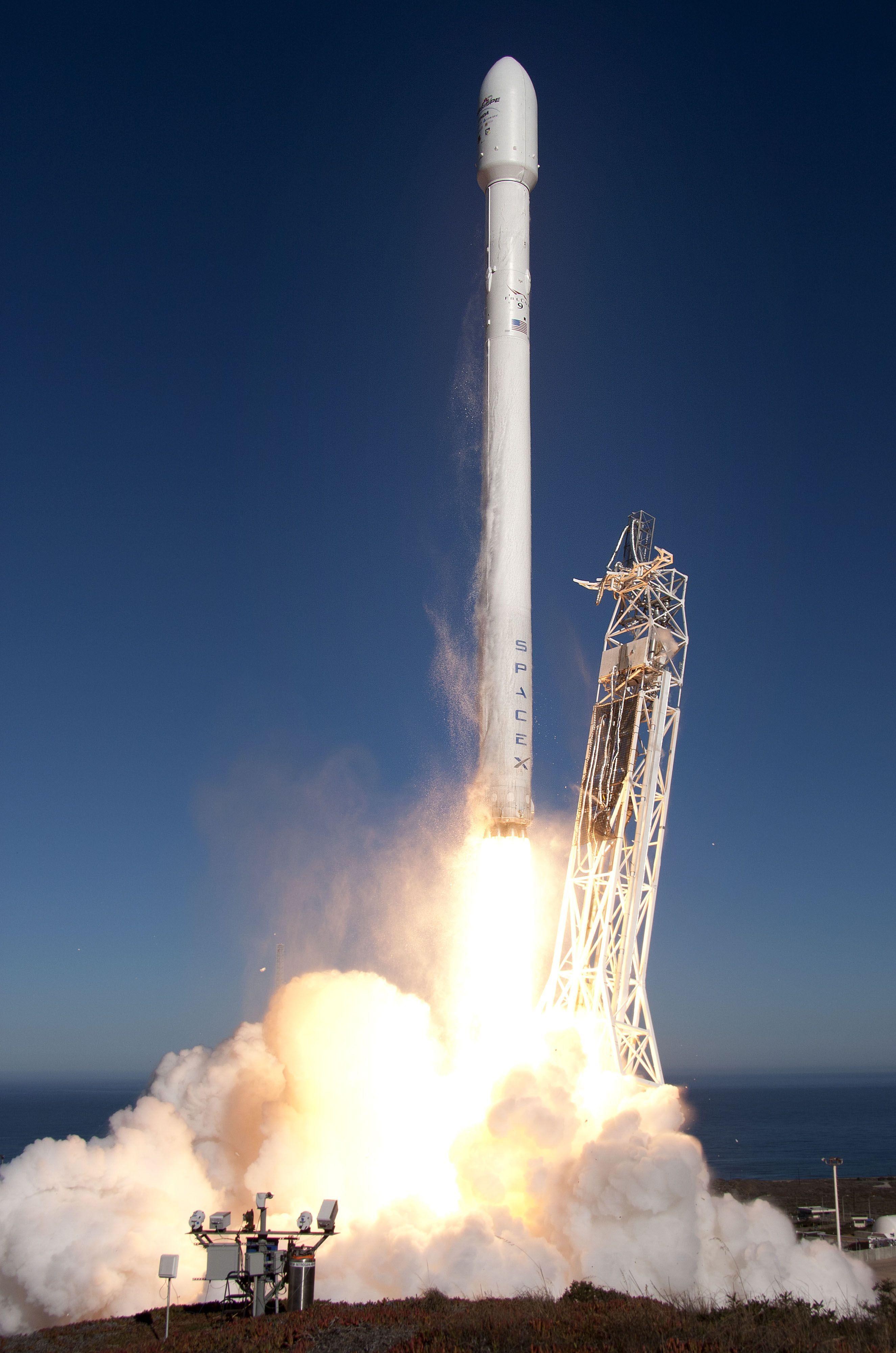 Photographing the SpaceX Falcon Heavy rocket launch: Digital Photography  Review