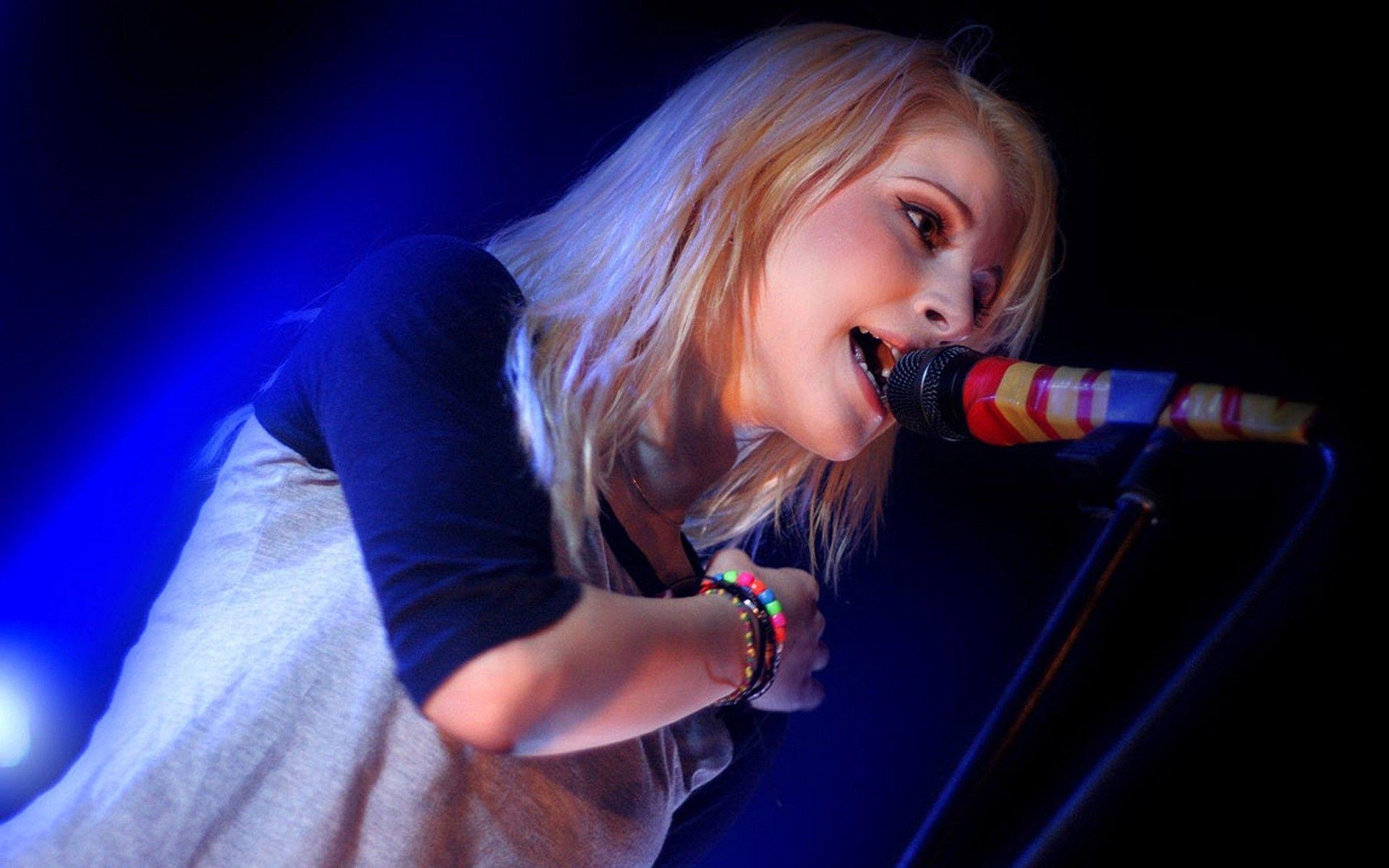 1920x1200 Hayley Williams on Stage